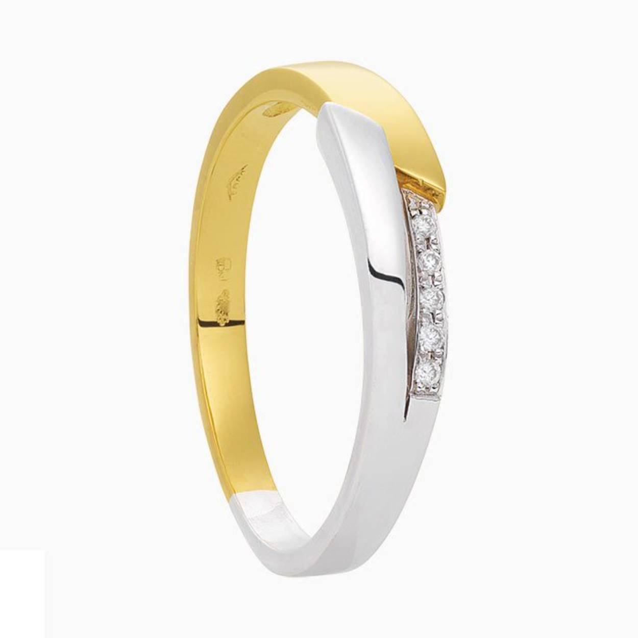 14 karaat gouden ring. Bicolor.

0,03 crt. briljant geslepen diamant

Kwaliteit diamant Top Wesselton VVS/VS

Ook verkrijgbaar:

Bijpassend collier C2018/8 en oorknoppen OK2018/8.
