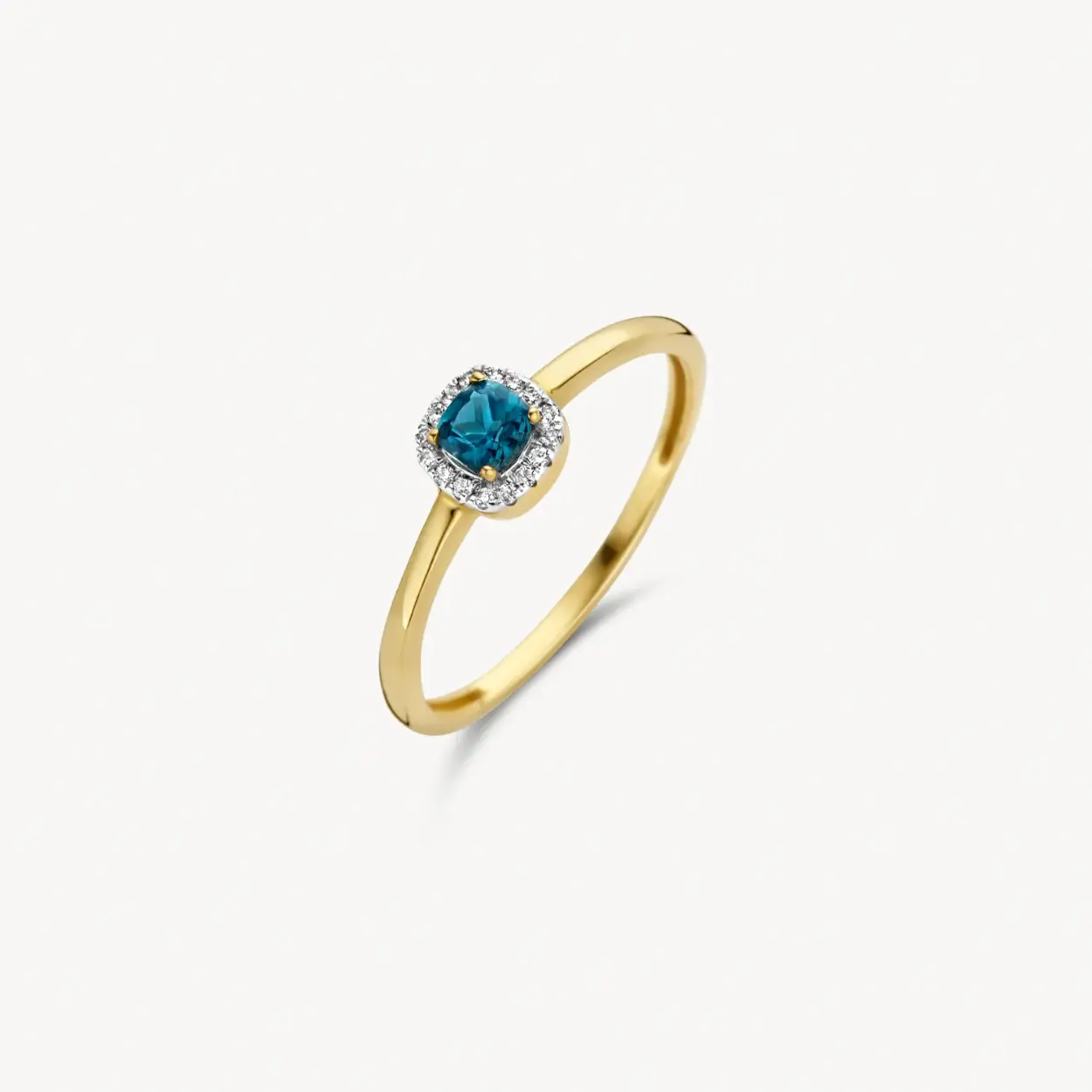 Deze ring van 14k geelgoud wordt gesierd door een topaas met daaromheen kleine briljant geslepen diamantjes. De doorsnede van de band is 1,4 mm en de diamanten hebben een totaalgewicht van 0,05 karaat. Mooi op zichzelf of in combinatie met andere ringen uit onze collectie.