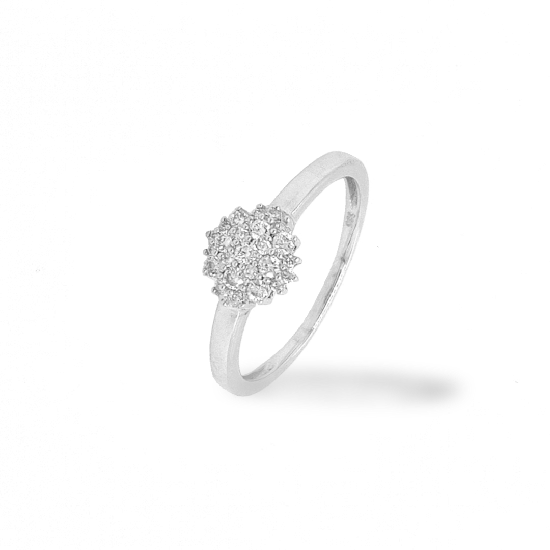 Deze witgouden entourage ring heeft een werkelijk schitterende uitstraling. De meerdere briljant geslepen diamanten zorgen voor deze prachtige schittering. Het totaal karaat gewicht is 0,25 en de briljanten zijn van mooie kwaliteit met zuiverheid SI1. Een witgouden ring met echte diamant is een van de mooiste combinaties, omdat de schittering van de diamanten optimaal wit van kleur is.