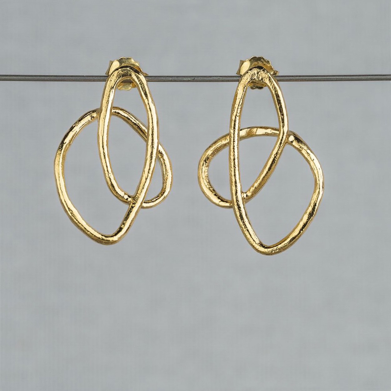 Oorsteker gemaakt van zilver verguld. Deze creatieve oorbel kun je perfect combineren met een mooi collier, een armband en ring voor een complete look!