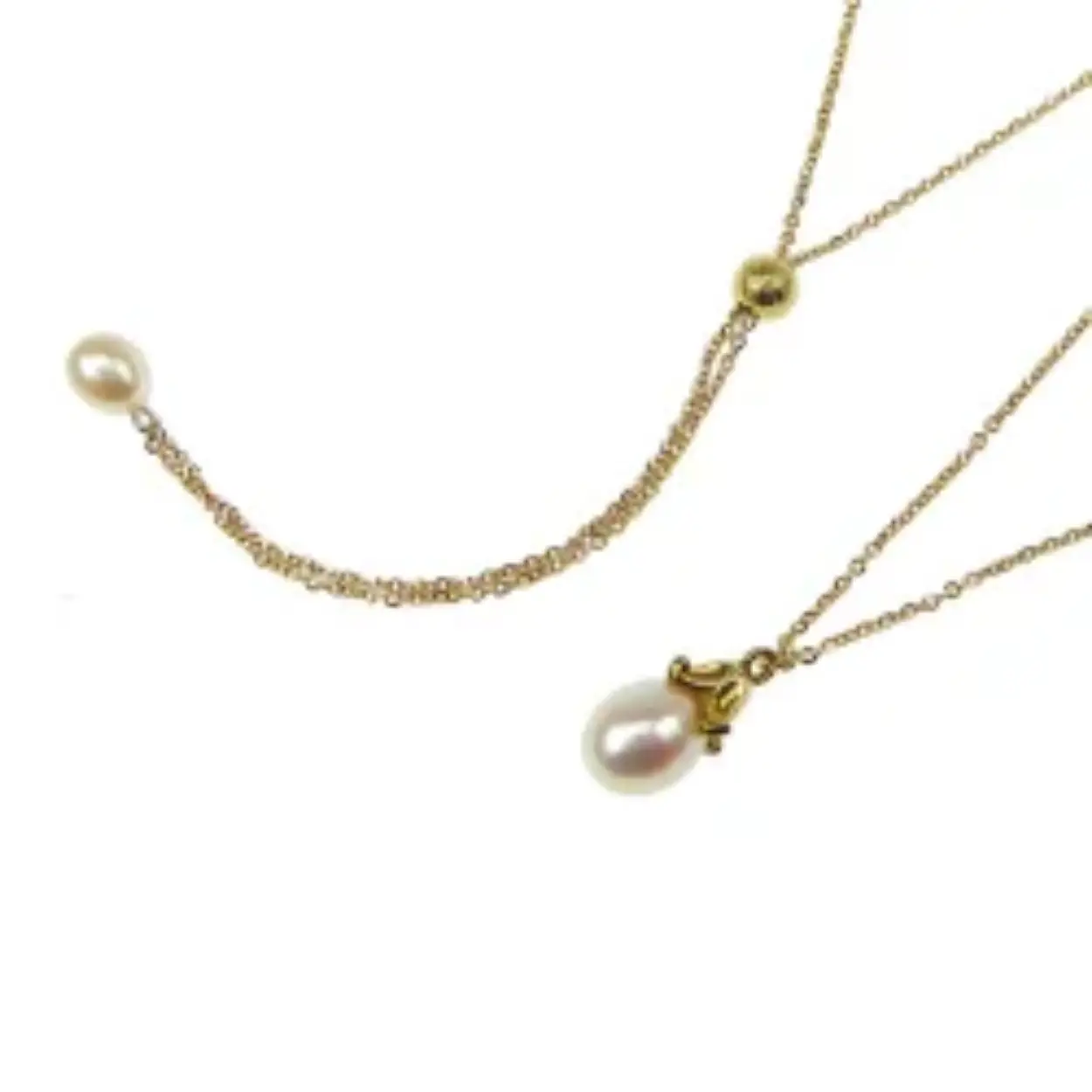 Een mooi & creatief kettingontwerp waarbij de lengte traploos wordt aangepast met de Magic Bead/bal met siliconen kern. De ketting is 2 gekleurd in verguld/glanzend Anker Facet, evenals zoetwatergekweekte parels aan de voor- en achterkant. De ketting hangt mooi voor en tegelijkertijd achter de achterkant, en kan worden omgedraaid en alles is gemaakt van Sterling zilver.
