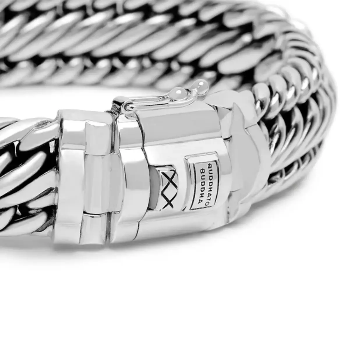 Deze nieuwe Ben/Edwin serie laat echt vakmanschap zien en heeft twee designs in één iconische schakelcombinatie. Kan je niet kiezen tussen de Ben of Edwin armband? Dan is deze serie de perfecte oplossing! Deze schakel-fusie is niet alleen heel bijzonder om te zien, maar ook technisch een hele uitdaging voor de zilversmeden om te maken. Het resultaat: een vernieuwende, stoere armband die een waar kunstwerk is. De armband is ook verkrijgbaar in een kleinere versie als de Edwin/Ben XS bracelet.