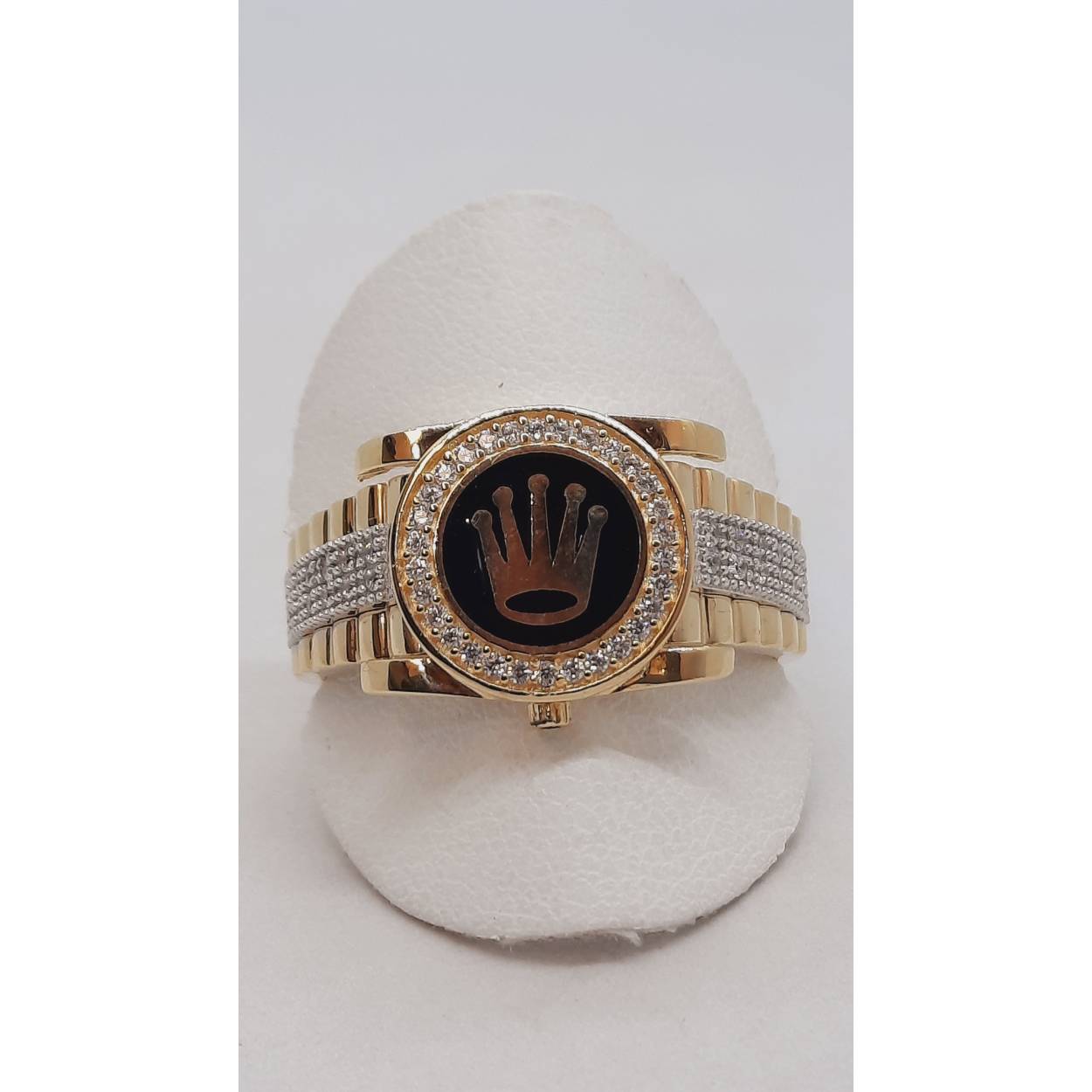 Deze gouden herenring, modelnummer BREA-JOY-0004223, is vervaardigd van 14 karaats goud en heeft een prachtige glans. Het is een stijlvolle aanvulling op elke outfit. Deze ring straalt luxe uit en past perfect bij formele en casual gelegenheden. Draag het als een elegant statement piece dat je persoonlijke stijl benadrukt.