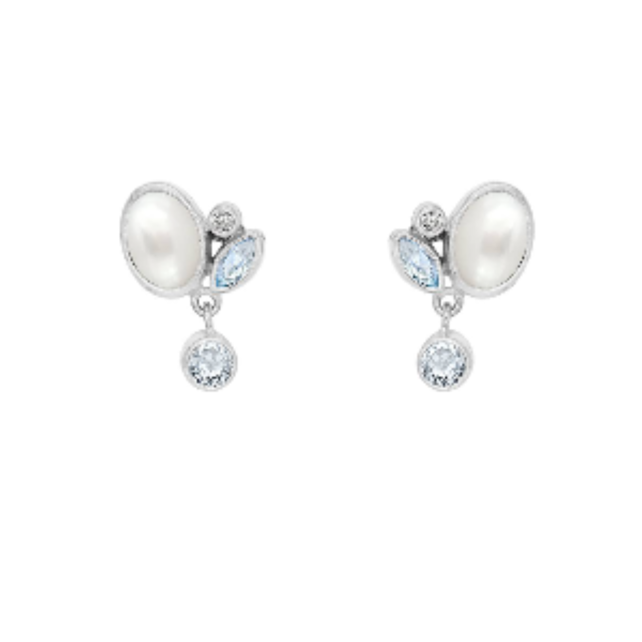Deze sterling zilveren oorknoppen hebben elk een 6 x 4 mm witte parel. Deze is omringd door een 4 x 2 mm blauwe topaas, een 3 mm blauwe topaas en een 1,5 mm witte topaas.