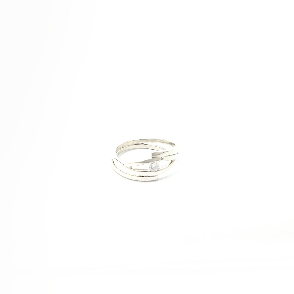 De schitterende ring die versmolten is uit 2 ringen die samen 1 worden, is het perfecte cadeau voor jouw geliefde. Deze zilveren ring bestaat uit 2 verschillende delen die elkaar omarmen met in het midden een moissaniet. Bij deze ring hoort een bijpassende hanger en oorknoppen die samen perfect te dragen zijn. Dit simplistische design zorgt ervoor dat je deze prachtige set bij elke look kan dragen waardoor het gelijk je favoriete sieraad zal worden.

Wil jij jouw geliefde verrassen met deze prachtige ring?

Maak een afspraak en kom deze prachtige ring passen! Of bestel haar gelijk, dan sturen we deze mooi verpakt naar je toe.