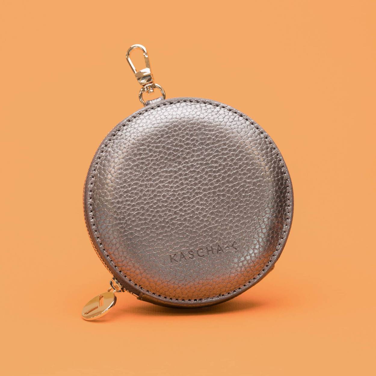 Deze verfijnde Wallet is prachtig afgewerkt met goudkleurige accenten en is ook nog eens verkrijgbaar in een groot aantal heerlijke kleuren. Zeker weten dat de jouwe ertussen zit! Met deze basic heb jij je sleutels, je pasjes en je lipgloss voortaan altijd bij de hand.
Klik de Wallet de Rond vast aan je phonecord of combineer hem met een van onze andere accessoires.