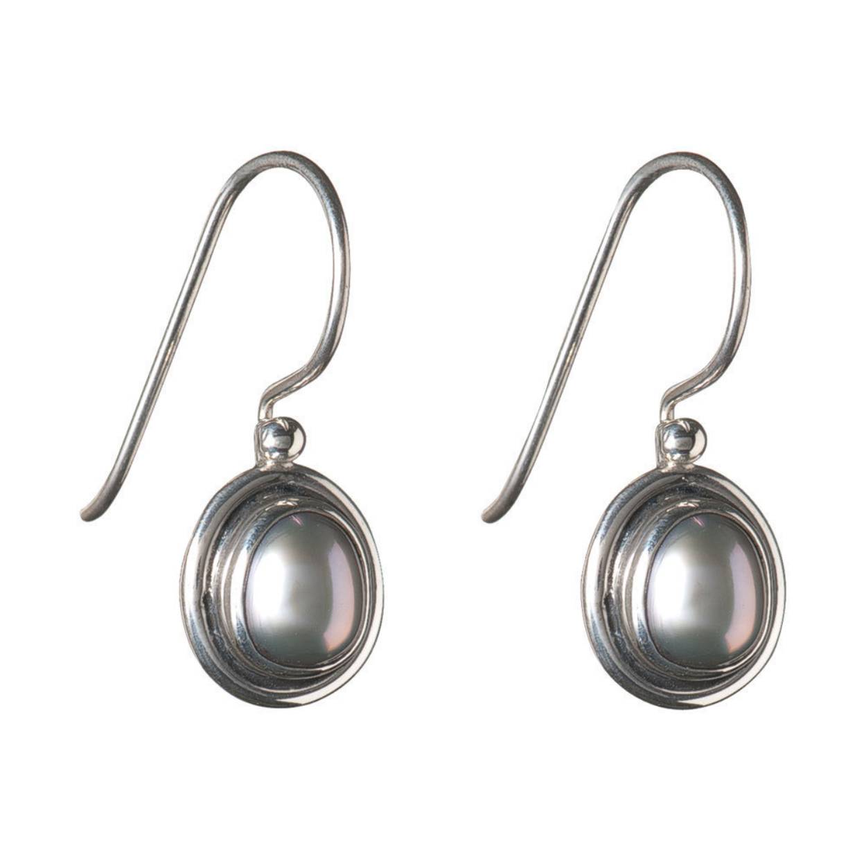 RABINOVICH 25904064 OORHANGER ZILVER GEOXIDEERD MET ZILVER GRIJZE PAREL
De unieke en prachtige sieraden van Rabinovich worden vervaardigd van prachtig geoxideerd zilver. Ook wordt gebruik gemaakt van echte zoetwaterparels. Deze geoxideerde oorhangers 25904064 van Rabinovich stralen door de mooie zilveren kleur en grijze parels.