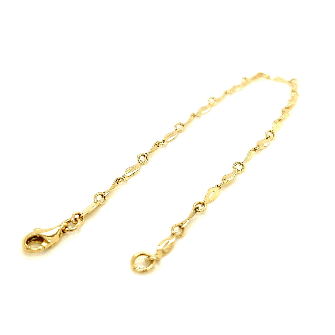 Deze geel gouden armband is ontzettend leuk! De fantasieschakel heeft een fijne uitstraling. Daarnaast zijn de schakels van deze armband massief, hierdoor is deze armband een stevige armband.