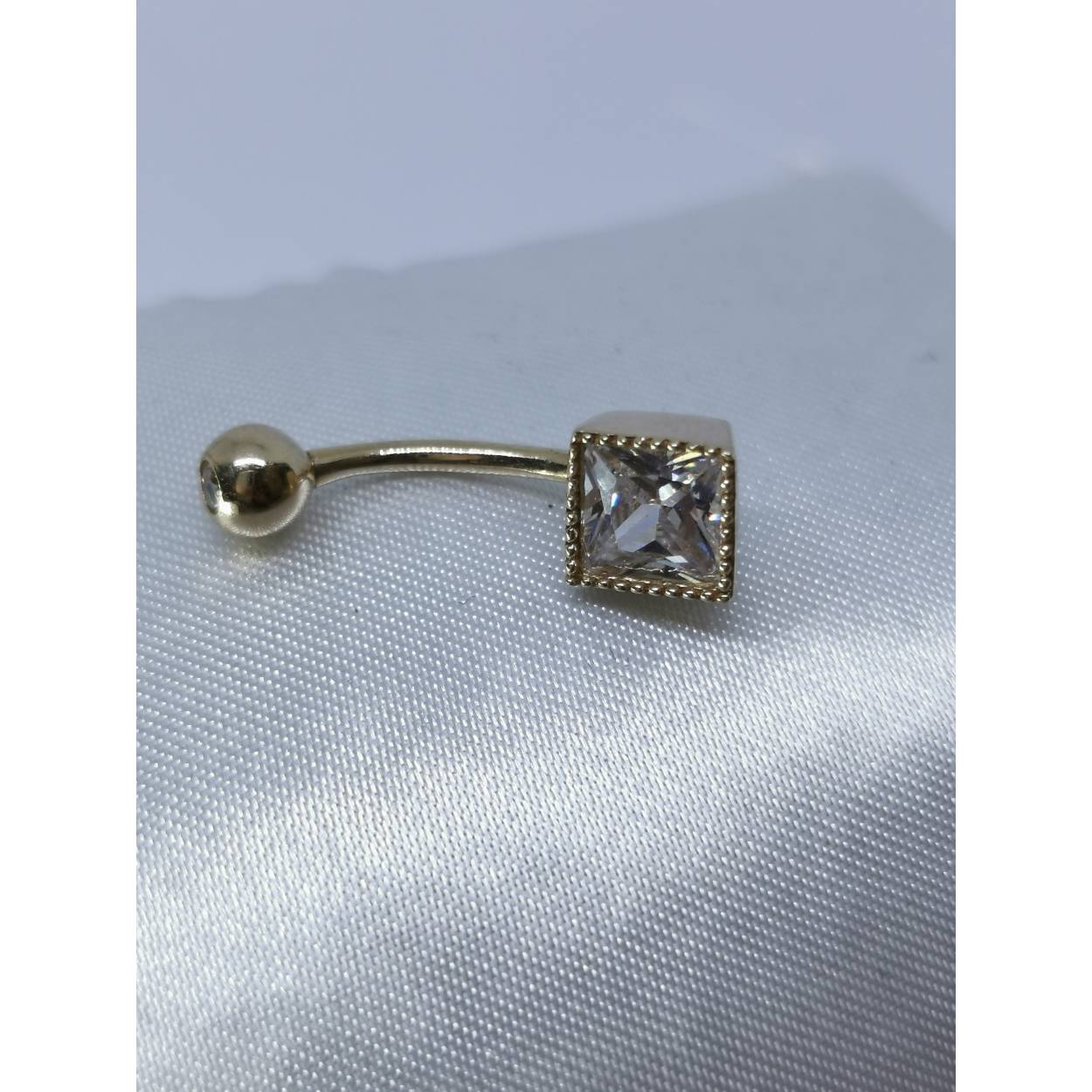 14 Karaat geel gouden navelpiercing met zirkonia in bezelzetting.