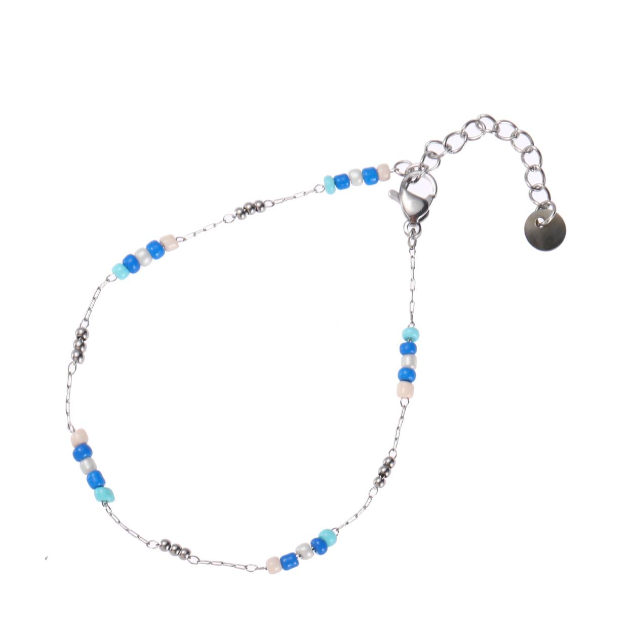  Van simpele subtiele kralenbandjes tot bredere statement stukken, we ontdekken steeds weer de nieuwste trends en passen deze toe in al onze designs.

De vele ontwerpen armbanden in onze collectie zijn goed met elkaar te combineren om een leuke armparty te creëren, maar ook met 1 armband maak je je outfit al compleet.

Waar onze bijoux armbanden vaak net wat stoerder zijn, vind je in onze stainless steel collectie (te herkennen aan de kraftbruine kaartjes) dunnere en fijnere armbandjes.