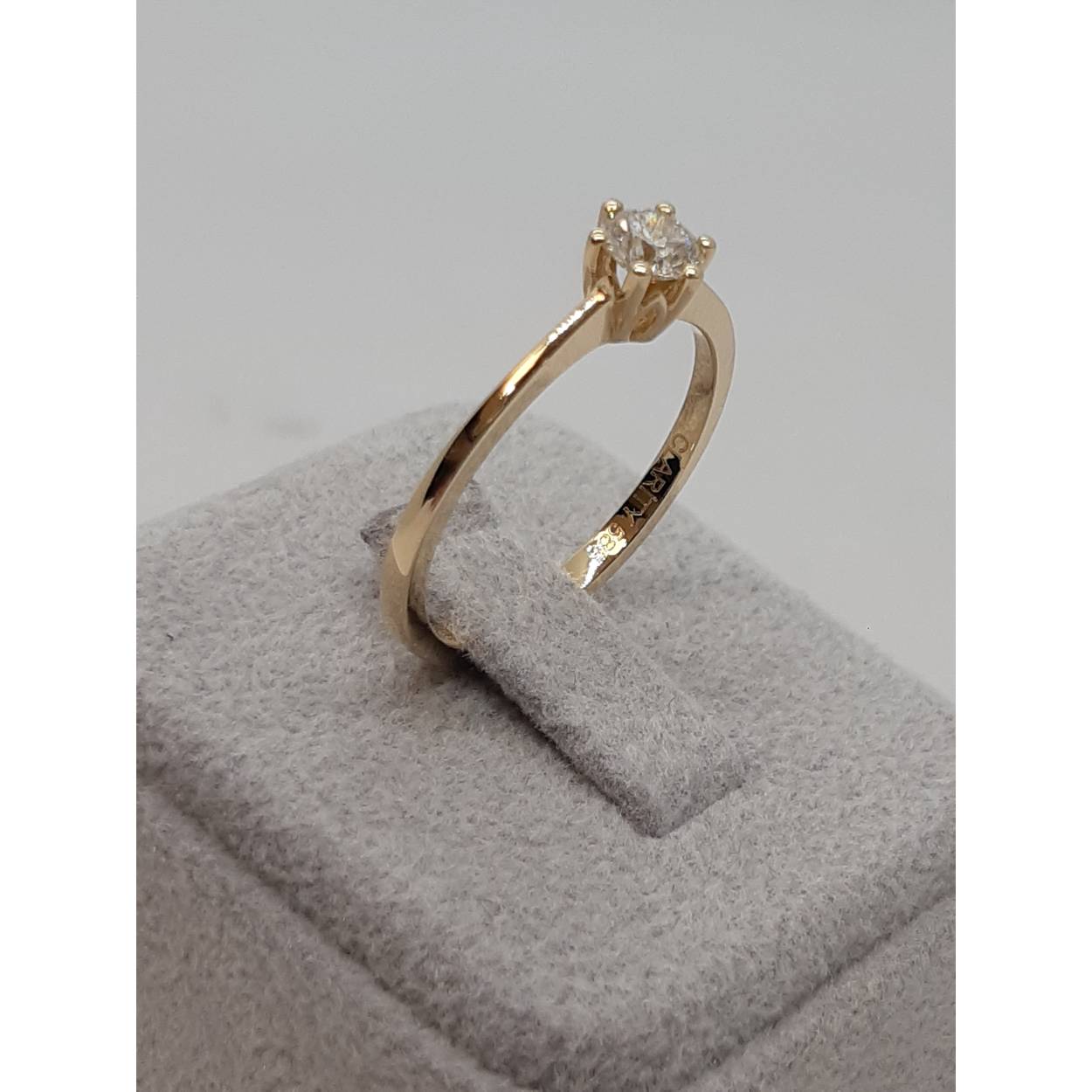 Een gouden ring met een solitaire diamant: het blijft een meer dan terechte klassieker. Sober, maar toch bijzonder stijlvol. Tijdloos, maar toch trendy. Bij deze ring vervullen de zes griffen een dubbele functie. Enerzijds zorgen ze voor een zeer secure bevestiging van de ronde diamant, anderzijds verlenen ze de ring een bijkomende esthetische dimensie. Eenvoud die ontegensprekelijk siert.