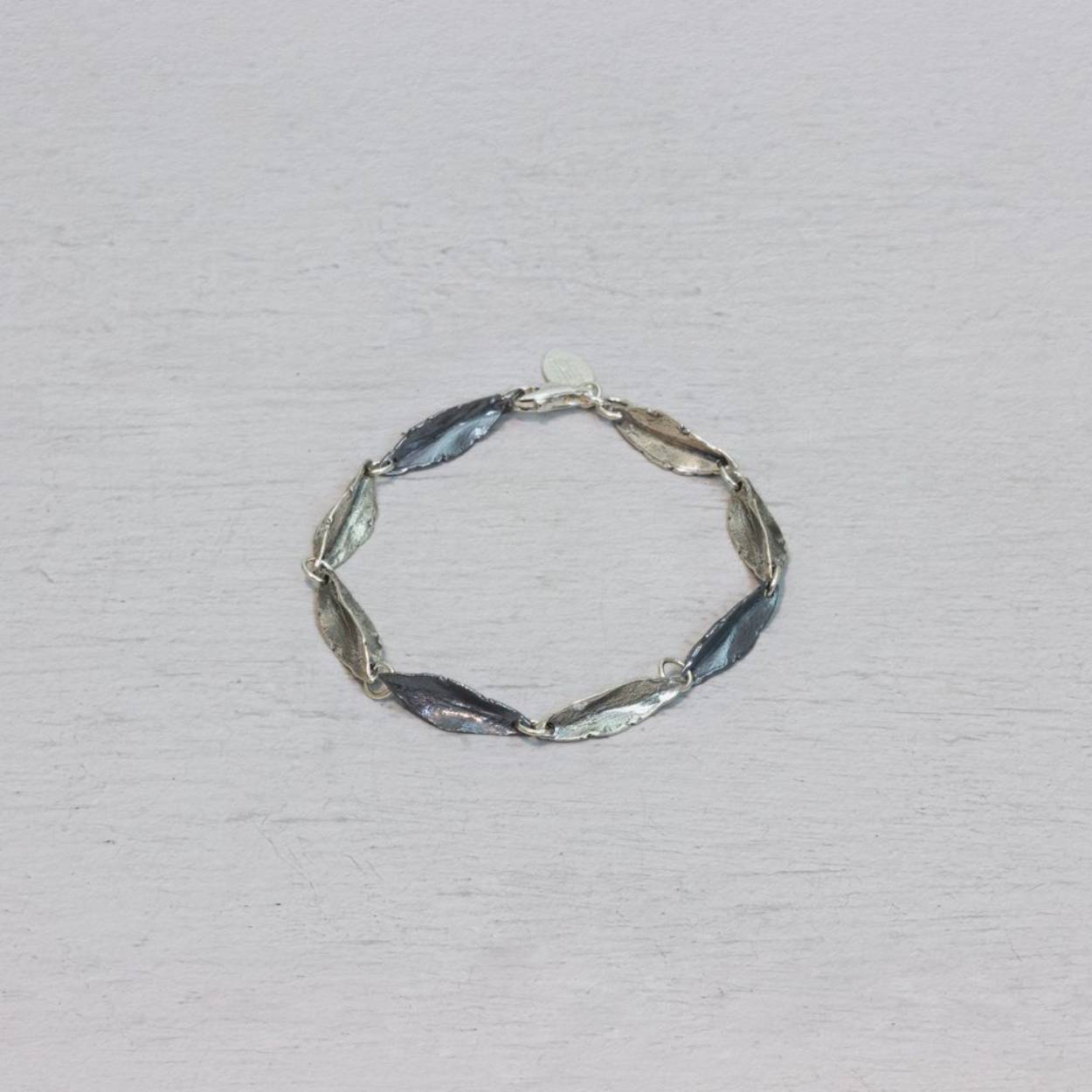 Armband uit de collectie van Jéh Jewels met gevouwen blaadjes. Gemaakt van 925 (geoxideerd) sterling zilver. Combineer deze armband met het bijpassende collier!