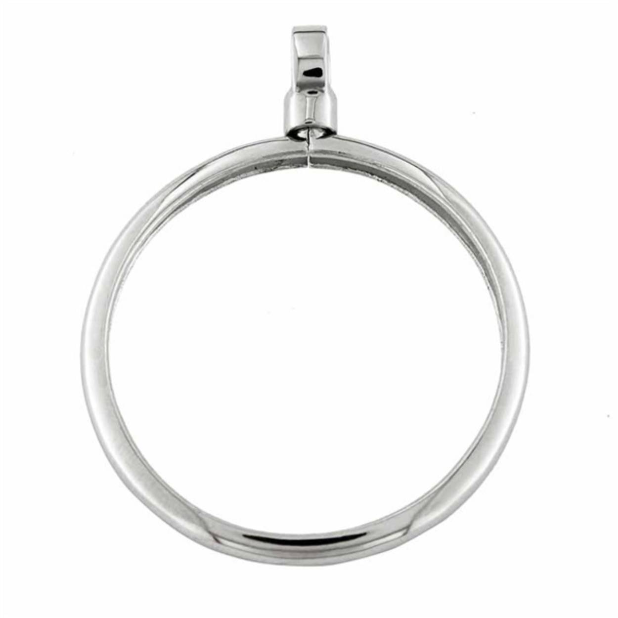 Deze moderne versie van het medaillon geeft jou de gelegenheid om zelf je persoonlijke juweeltje samen te stellen. Het MY iMenso medaillon (hanger) kan je eenvoudig openen om zo de insignia’s te wisselen. Je kunt jouw insignia’s naar keuze mooi combineren met één van de vele natuurlijke stenen of met een mirror (spiegeltje). Denk bijvoorbeeld ook eens aan de persoonlijke gravure, waar je van een foto een gravure kan laten maken. Zo draagt je jouw dierbare altijd bij je hart. U kan tot vier insignia’s plaatsen in het MY iMenso medaillon, afhankelijk van de dikte van de afzonderlijke insignia’s. Er zijn daardoor nog veel meer combinatie mogelijkheden, waarmee je de voor- en achterkant van je medaillon kan personaliseren.
Het medaillon bestaat in de twee maten; Grande(33mm) & Mezza(24mm), en is vervaardigd van 925 Sterling zilver met een hoogwaardige afwerking (ook wel “Italian finish” genoemd). Alle MY iMenso sieraden zijn voorzien van een 14k goud plating en zijn al dan niet bezet met zirkonen. Je kan je medaillon op elk gewenst moment aanpassen aan je kleding of de stijl die je wilt uitstralen.