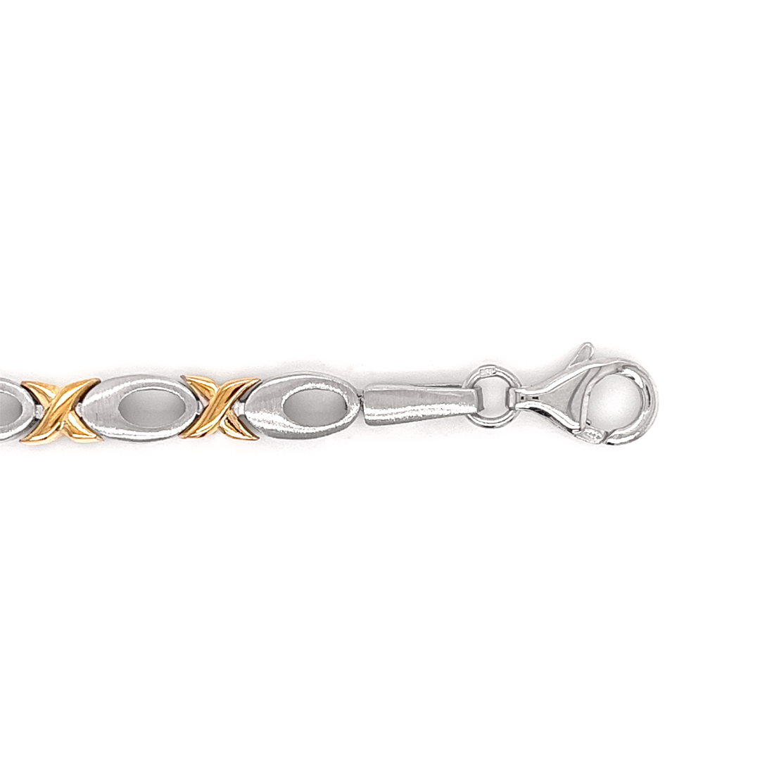 Deze armband is gemaakt van 925 zilver. De armband is gedeeltelijk gematteerd en gedeeltelijk glad gepolijst, de combinatie van mat/ glans geeft deze armband een erg mooie uitstraling. De glanzende schakels zijn zilver verguld (goudkleur). Ook heeft de armband een stevig karabijnslot.