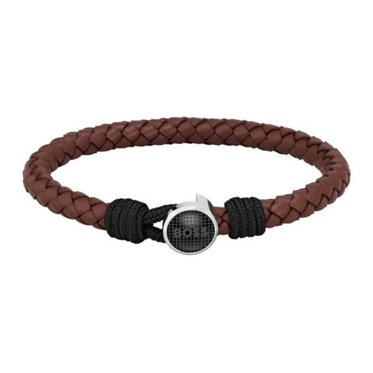 BOSS JEWELS HBJ1580467M THAD CLASSIC Mannen Armband 19cm
Deze armband van BOSS uit de Thad Classic serie met artikelnr. HBJ1580467M is een stijlvol sieraad voor de BOSS klant. De gevlochten bruine leren heren armband heeft een stalen pin als sluiting waar de zwarte nylon lus zich omheen sluit. Op de sluiting staat het BOSS logo. Als afwerking heeft de armband gedraaid nylon aan beide zijde van het slot. De armband is goed te combineren met andere sieraden van BOSS. 

Het merk:
HUGO BOSS is afgestemd op levensstijlen waar het gaat om kwaliteit en precisie. Het wereldwijde fashionlabel is verdeeld in twee merken: BOSS en HUGO. Het merk BOSS biedt geavanceerde, moderne horloges gericht op kwaliteit en design om een onberispelijke look te creëren – of het nu zakelijk, casual of sportief is. Ontdek de nieuwe horlogecollectie die bewijst dat details echt het verschil maken.

Specificaties:
- Artikelnr: HBJ1580467M
- Bruine gevlochten armband
- Materiaal: Leer
- Lengte: 19cm