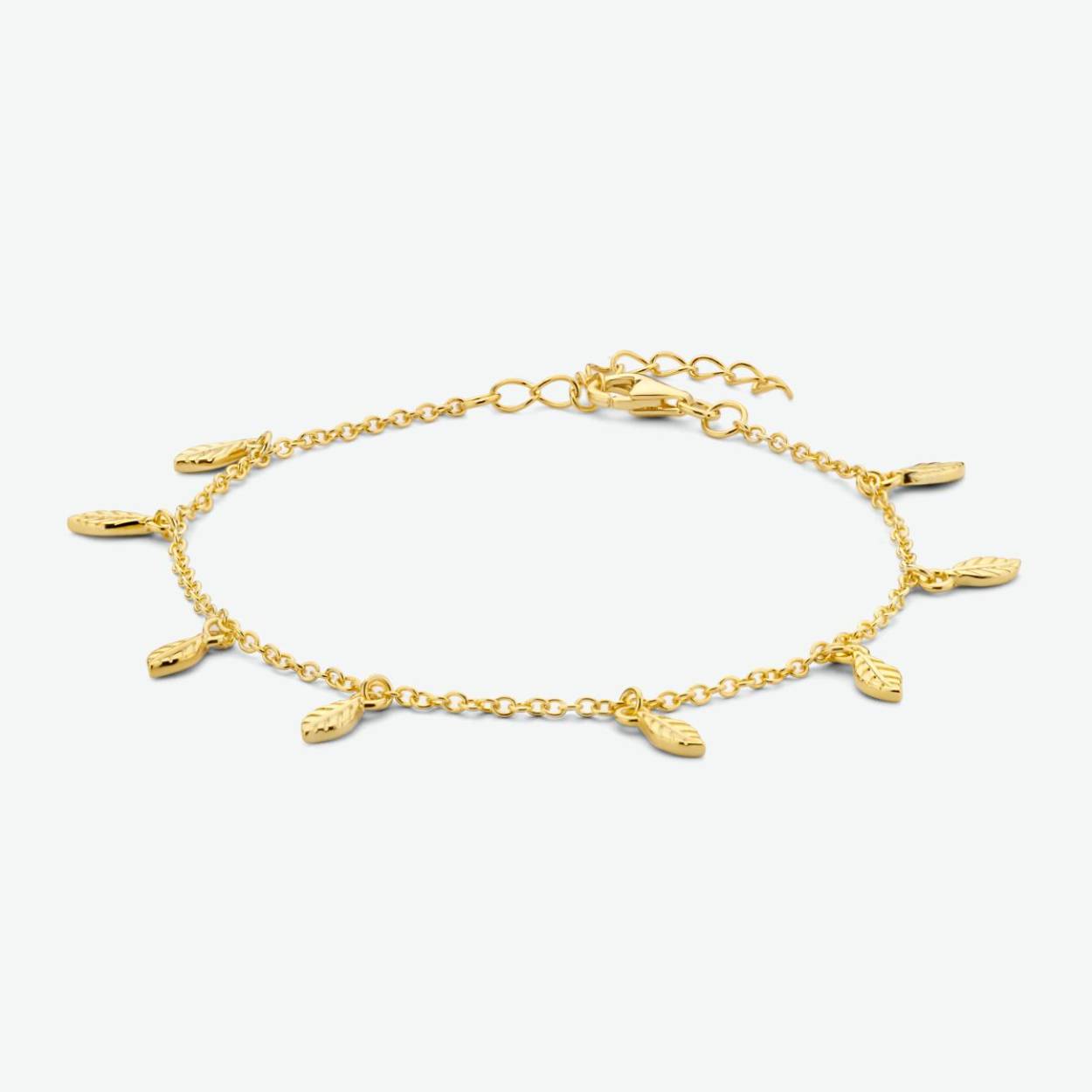 925 zilveren armband verguld uitgevoerd met hangertjes in de vorm van een veer. De armband heeft een draaglengte van 16cm met een extensie van 3cm. Geen garantie op plating