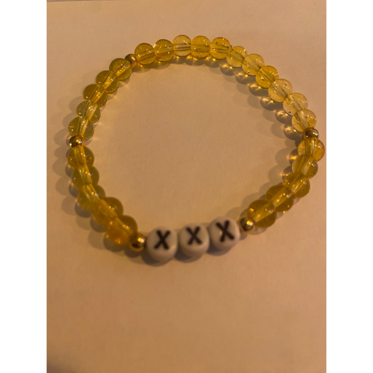FOY staat voor : Focus on You.
Jij bent belangrijk. Draag dit armbandje om jezelf op ieder moment van de dag te herinneren dat je speciaal bent.

Agaat 
Agaat is een steen die stabiliseert, aardt en beschermt. Ze bevordert innerlijke rust en zorgt daarmee voor een aardse nuchtere houding. Maar daar houden de eigenschappen van deze beschermende steen nog lang niet op. Spirituele en geestelijke groei worden bevorderd doordat de steen aanzet tot zelfreflectie.
