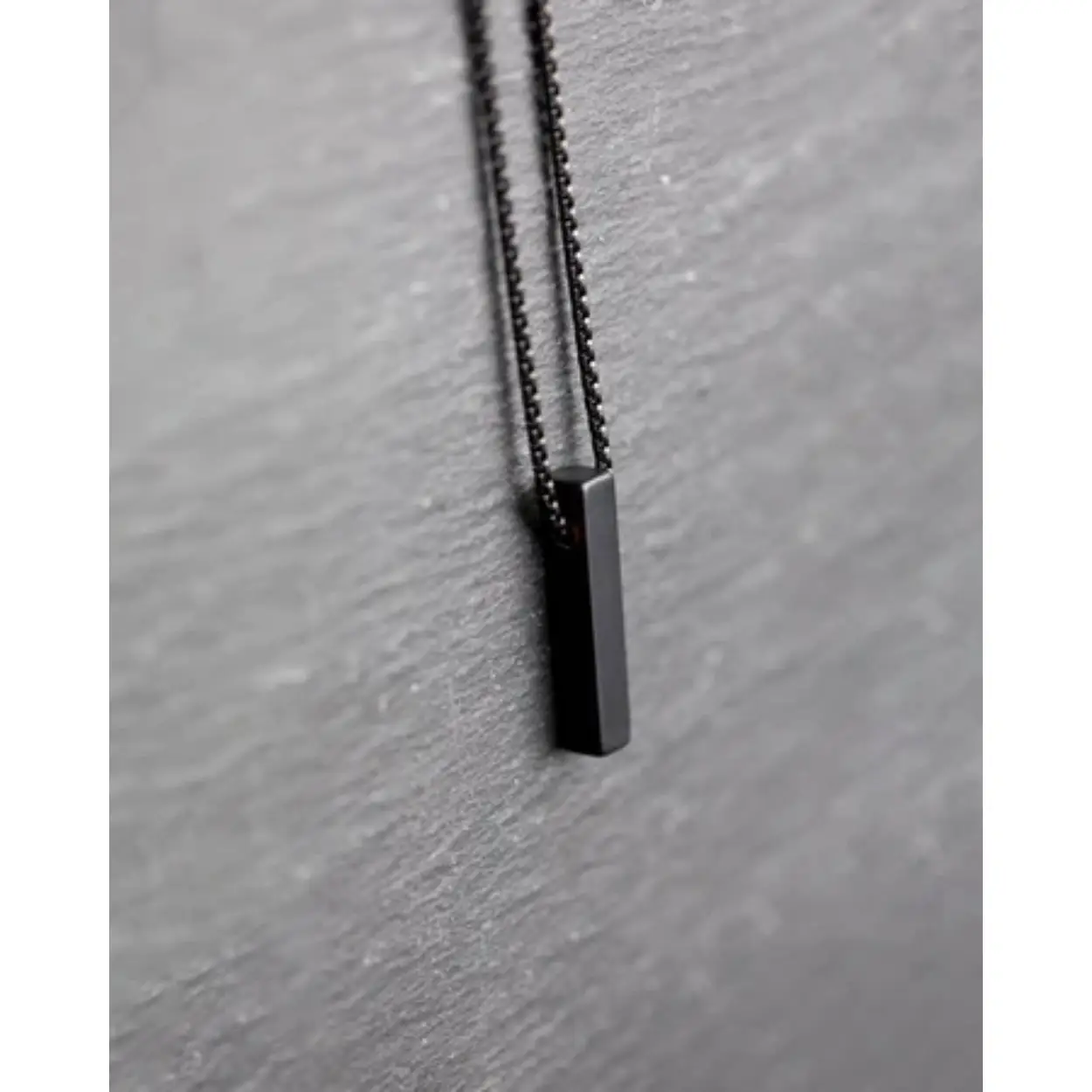 De Tantum Black ketting is gemaakt met een op maat gemaakte Agaat steen. Agaat is een beschermende steen die vooral in de VS en in Mexico te vinden is. Zijn beschermende kracht zorgt voor innerlijke stabiliteit, rust en volwassenheid. Wist je trouwens dat deze steen wordt gevormd in vulkanisch actieve gebieden, waar het water door de scheuren van de aarde stroomt?

De ketting is gemaakt van hoogwaardig 316L roestvrij staal. De lengte van de ketting is 54cm en bij elke ketting wordt een verlengkettinkje van 10cm meegeleverd.