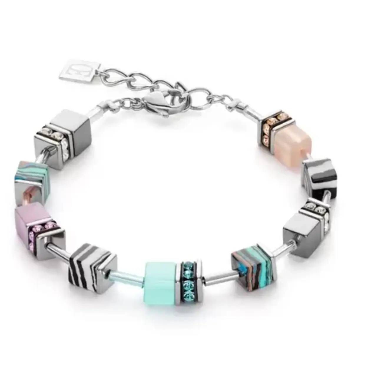 Lichtblauw met roze GeoCUBE armband uit de collectie van Coeur de Lion, handgeregen in Duitsland, nieuw in geschenkverpakking. De roestvrijstalen armband is geregen met GeoCUBES van hematiet, synthetisch malachiet, synthetisch tijgeroog, polaris, strass rondellen en roestvrij staal. Draaglengte van de armband is 18,5 cm tot en met 21,5 cm, dikte van de blokjes is 0,6 cm. De sluiting is ook van roestvrij staal.