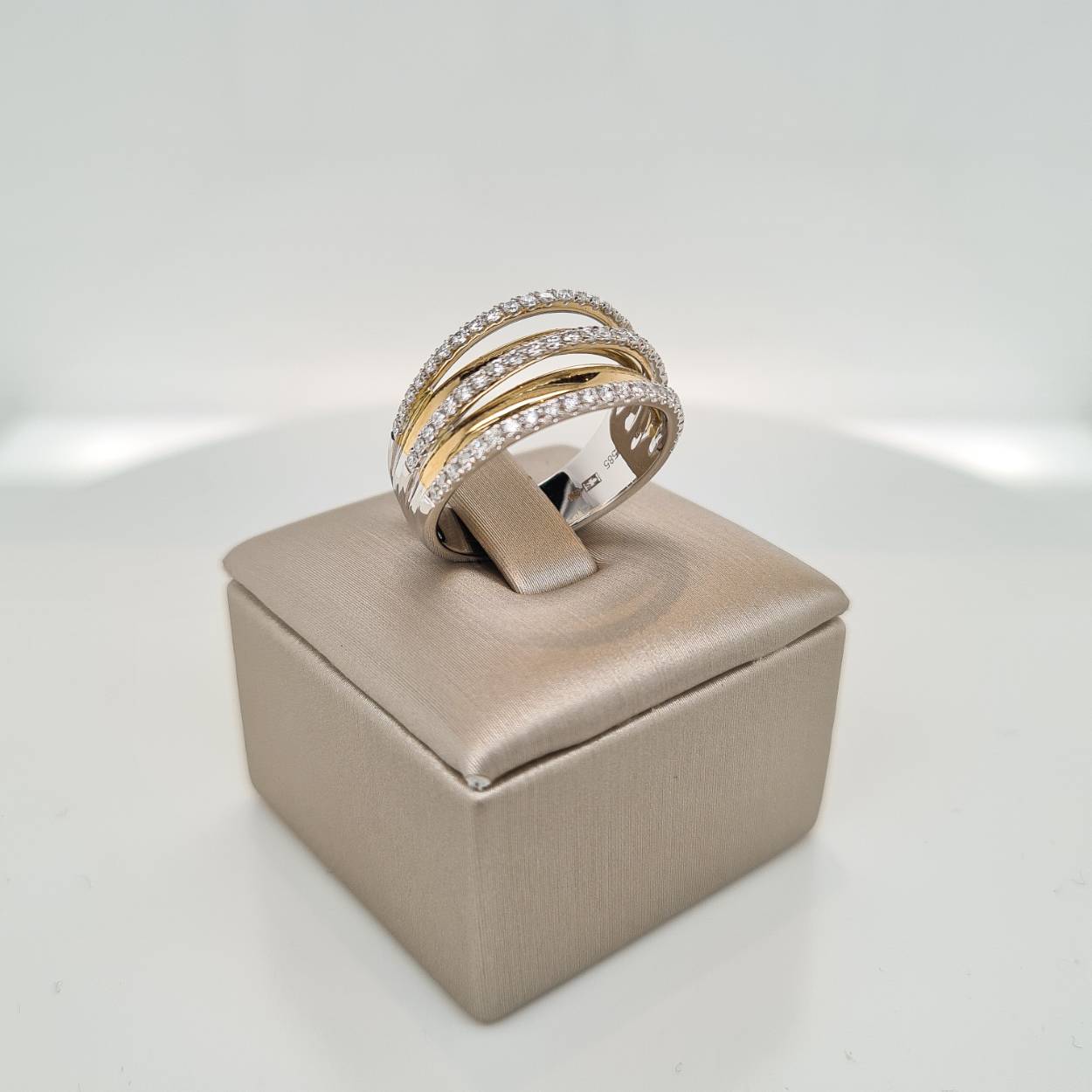 Prachtige 14krt bicolor gouden ring met diamant 0,50crt G VSI, De maat van de ring is 55 (17,5). Heeft u een andere maat? Neem dan contact met ons op.