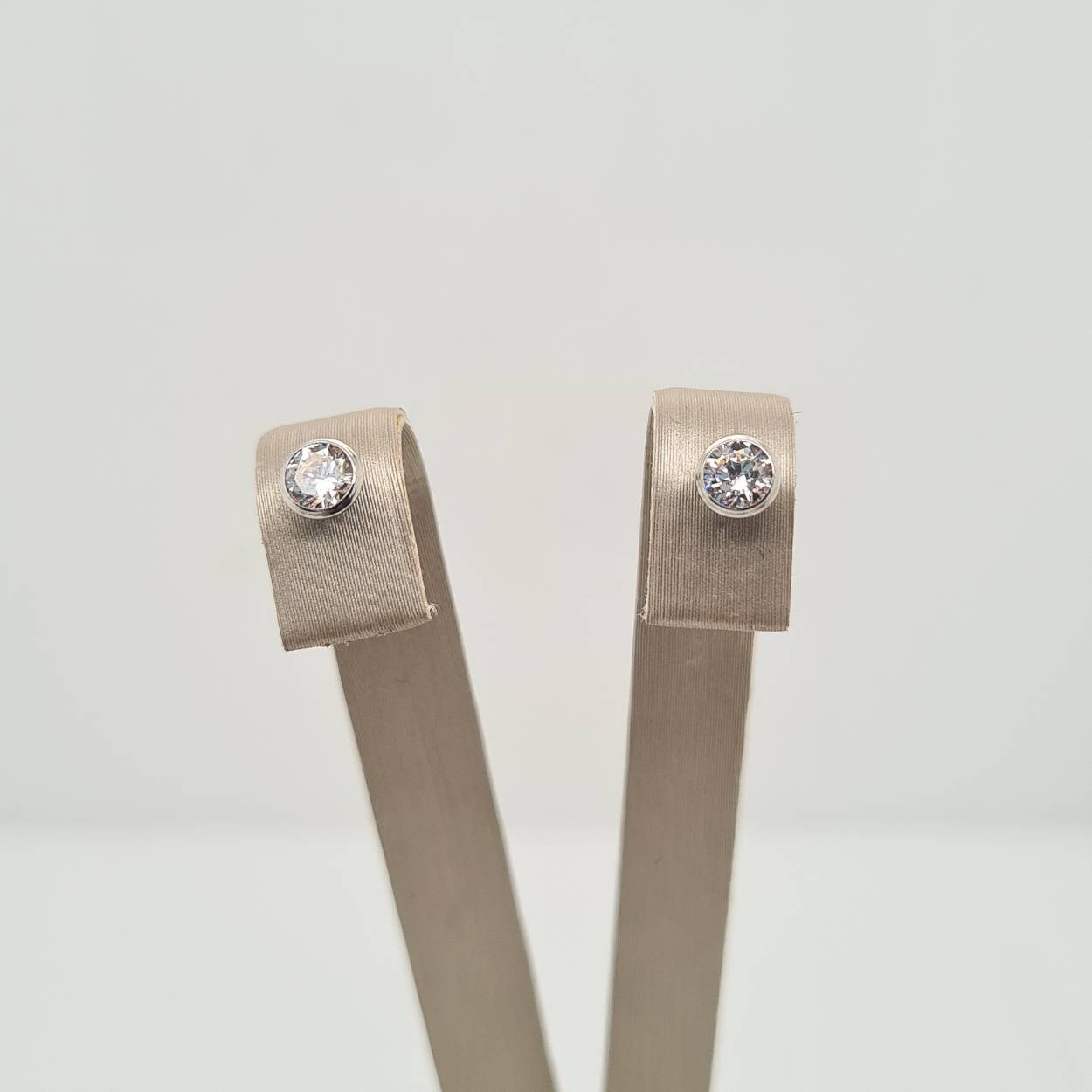 Witgouden oorknoppen met een briljant geslepen zirkonia van 4mm uitgevoerd met een stevige poussette sluiting.