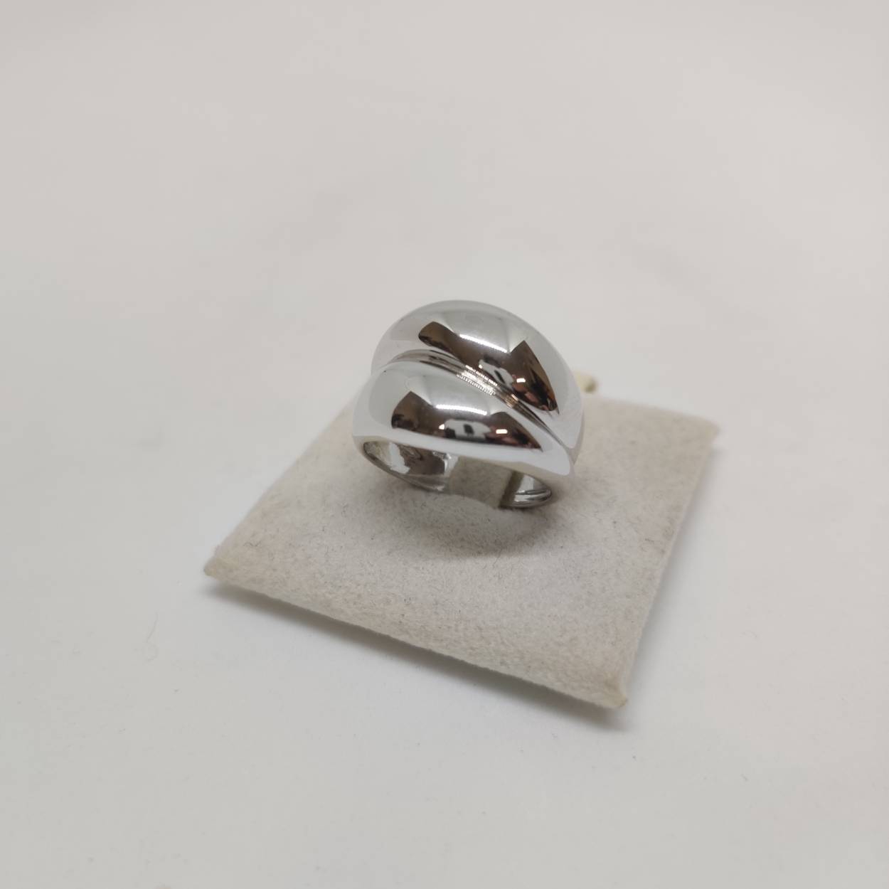 het effect van twee zilveren ringen en het is daadwerkelijk een ring. afwerking en kwaliteit van het zilver is van het hoogste niveau