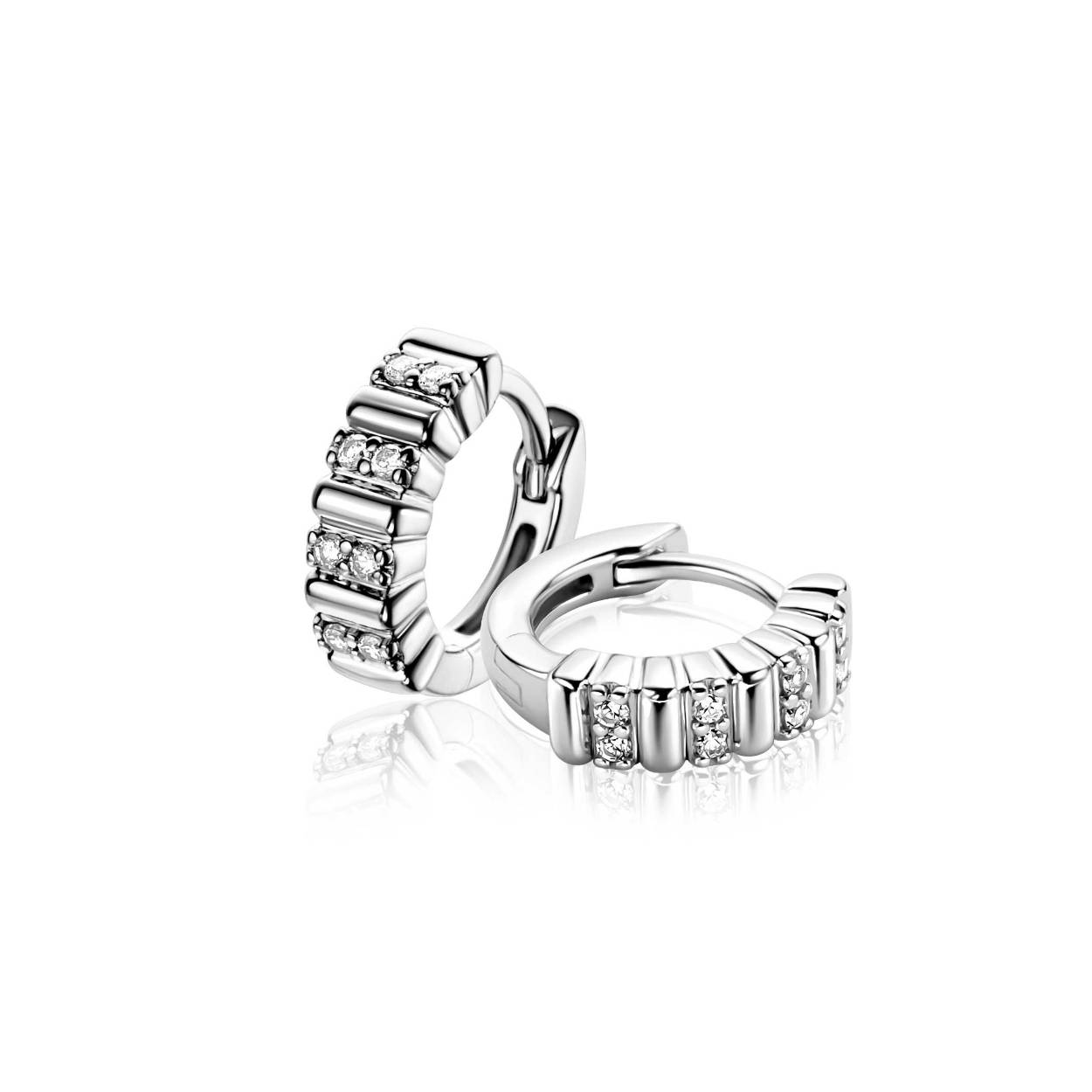 ZINZI zilveren oorringen (13x4mm) met gladde ovale elementen en afgewisseld met chatonzettingen van twee witte zirkonia's. Met luxe en gemakkelijke klapsluiting. Maak je look compleet met bijpassende ring en armband!Vervaardigd van eerste gehalte zilver (925) en voorzien van een extra rodiumlaag voor een langdurige glans.