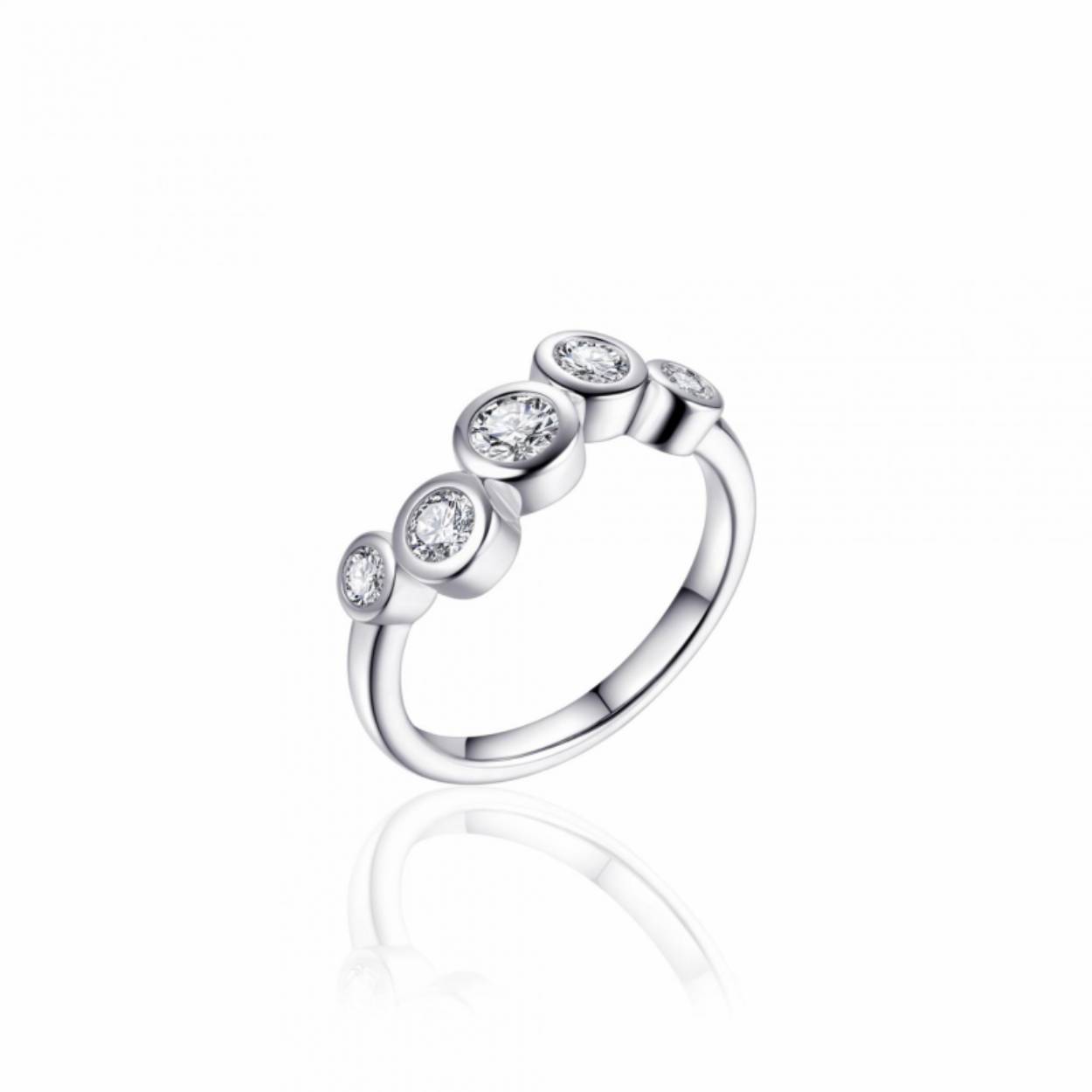 Zilveren ring met vijf zirkonia's in verschillende grootes. De zirkonia's zijn gezet in een ronde zetkast.