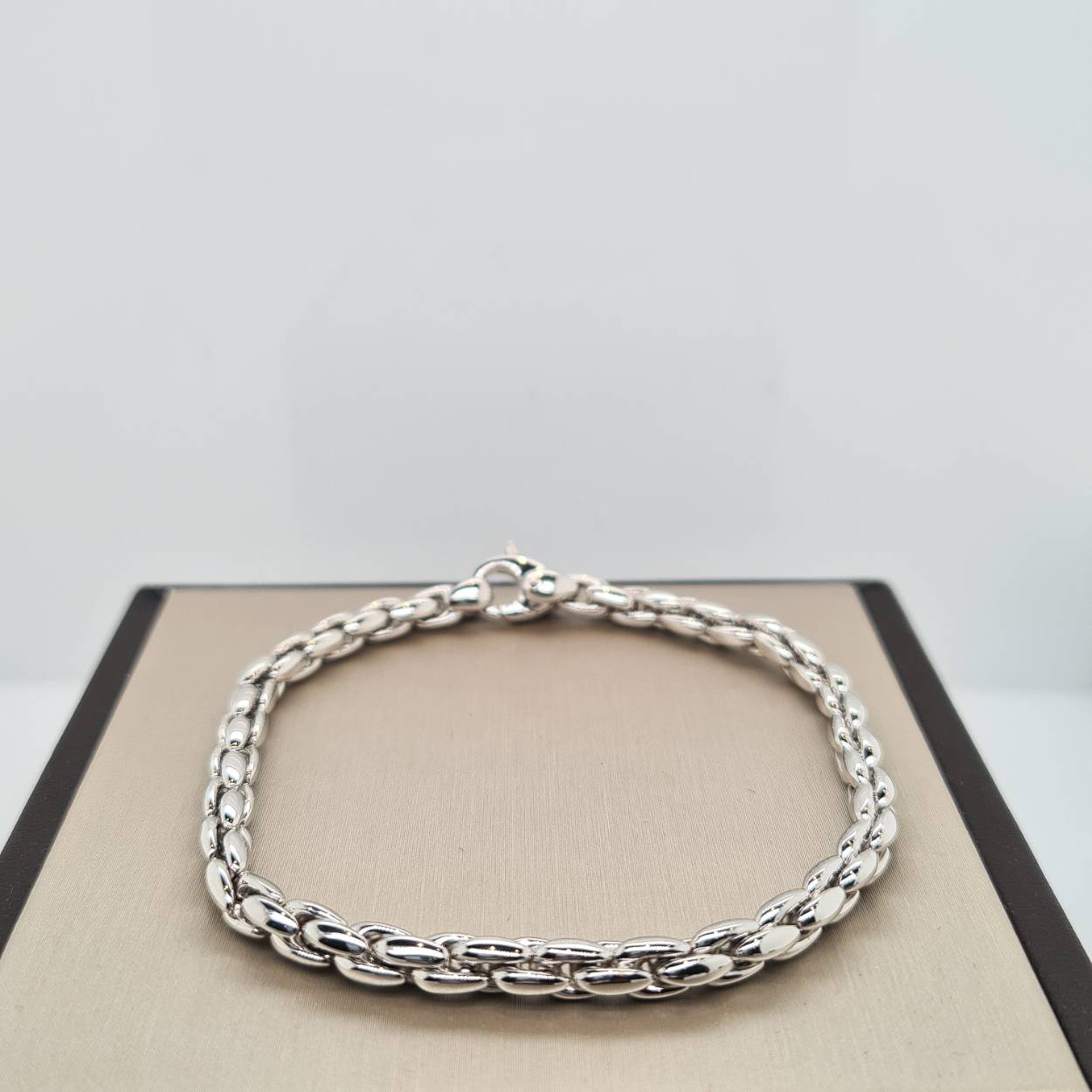 Prachtig 14krt witgouden armband uit de collectie van Monzario. De lengte van de armband is 19,5cm en de breedte 4,5mm. 

Referentienummer: 829AWIT

Tevens bijpassend collier leverbaar