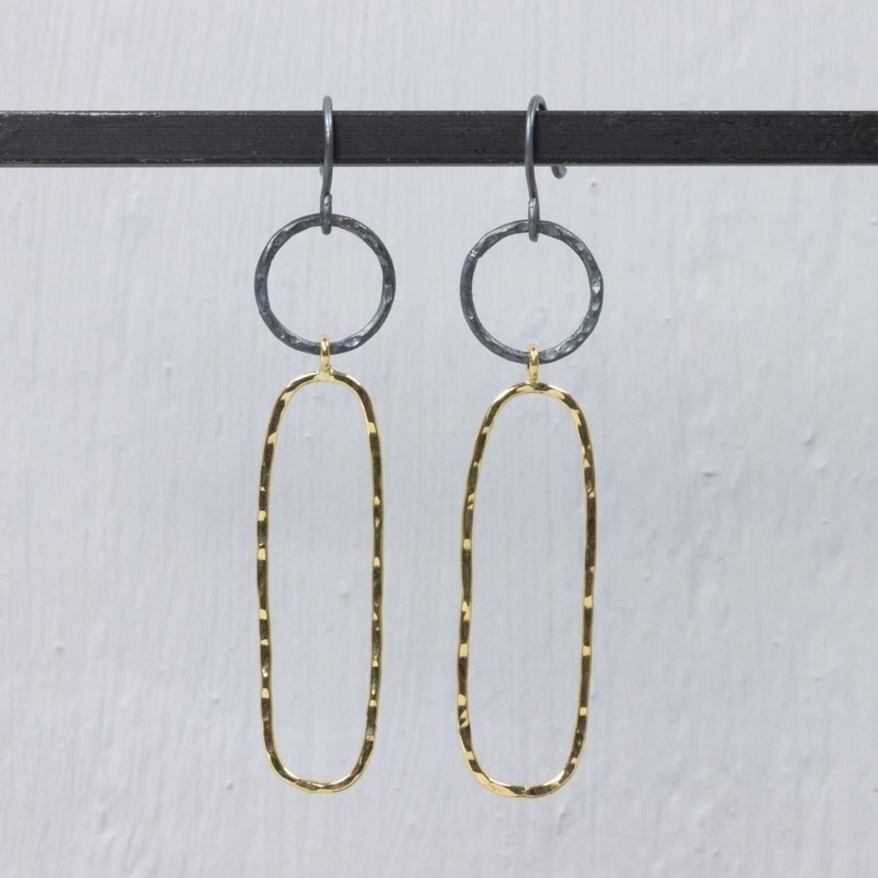 Oorhangers van Jéh Jewels gemaakt 925 geoxideerd sterling zilver in combinatie met Goldfilled. Ondanks dat de oorbellen lang zijn, hebben ze toch een heel licht gewicht. Je hebt dus amper door dat je ze in hebt.