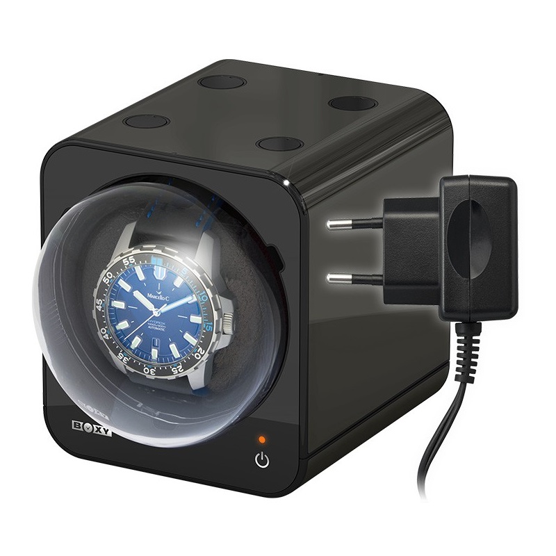 Eventueel later uitbreidbaar tot een watchwinderset, deze boxy watchwinder wordt geleverd met adapter en is later uitbreidbaar tot een watchwinderset van 12 stuks met maar 1 adapter.
Deze watchwinder heeft een programmeerbare motor met links- of rechts rotatie (650 tot 3600 omwentelingen per dag) of wisselende rotatie. Uitgevoerd met een ruime, ronde stofkap en een stevig kussen en daardoor ook geschikt voor zware horloges met een grote, dikke kast. Met een stille, betrouwbare bandaandrijving voor een laag geluidsniveau en zo min mogelijk slijtage. Er zijn ook diverse ladekasten beschikbaar met extra opbergruimte om diverse boxy's makkelijk te koppelen.

Let op: deze watchwinder wordt geleverd inclusief de adapter.