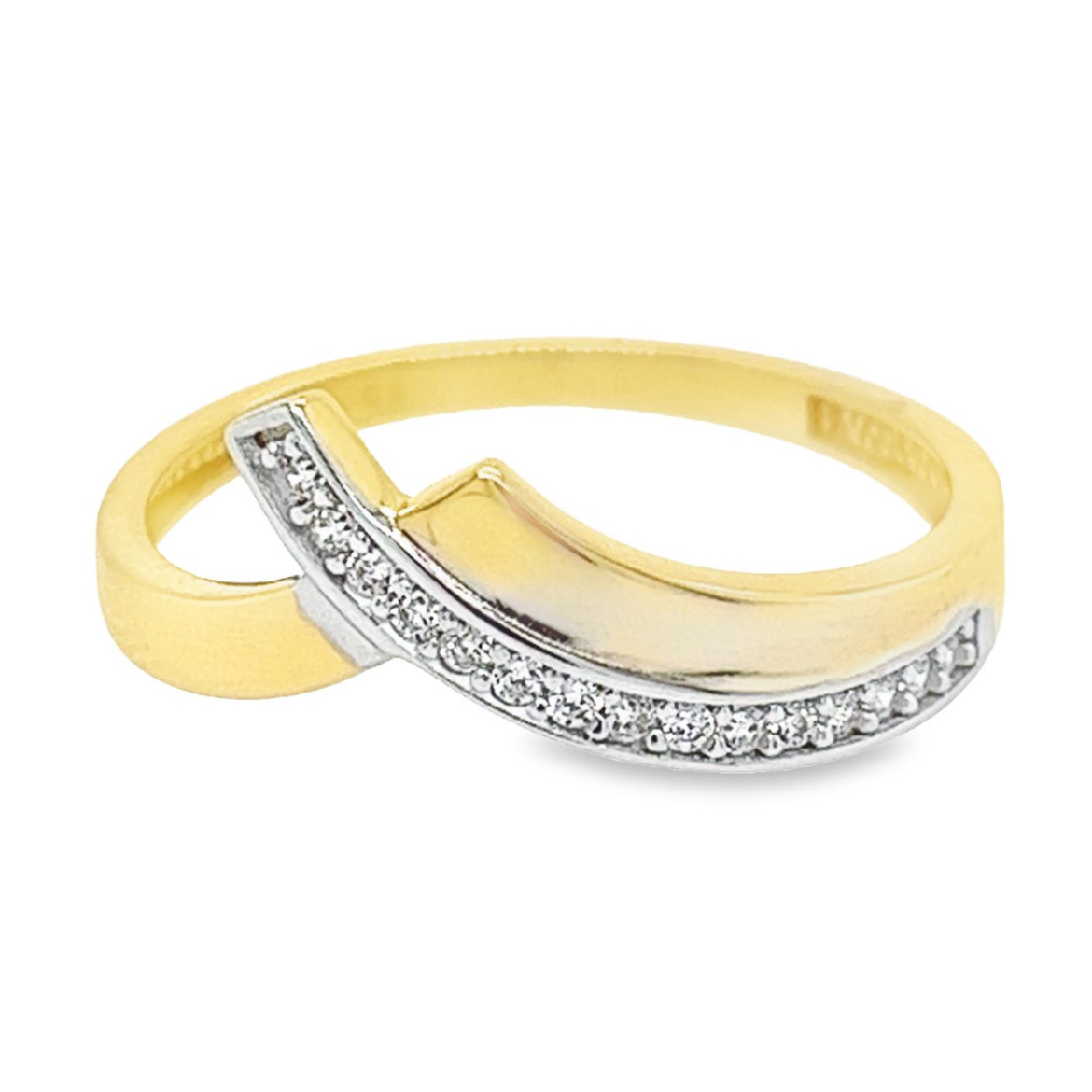Deze bicolor gouden ring heeft een fijne en sierlijke uitstraling. De steentjes zijn briljant geslepen zirkonia's. Door het gebruik van zowel witgoud als geelgoud matcht deze ring met vrijwel alle andere sieraden.  Deze ring is volledig glad gepolijst en specifiek bij de zirkonia stenen witgoud van kleur waardoor de schittering ook mooi wit van kleur is.