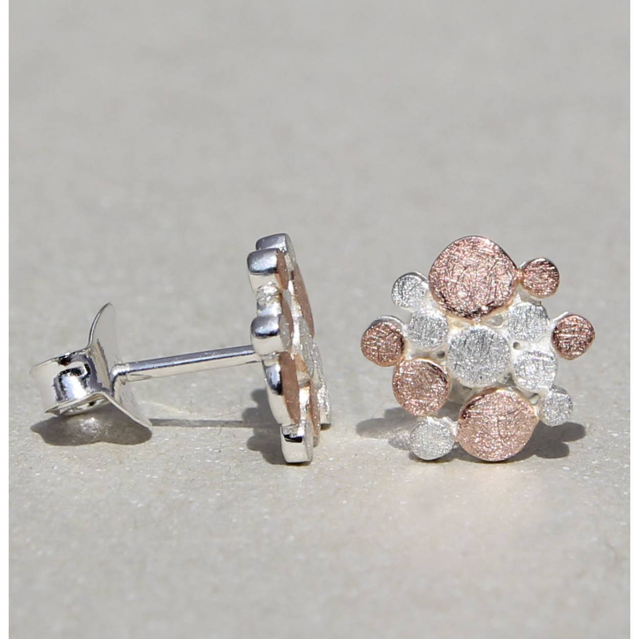   zilver/ vergulde oorknoppen uit de serie" Up and Down"