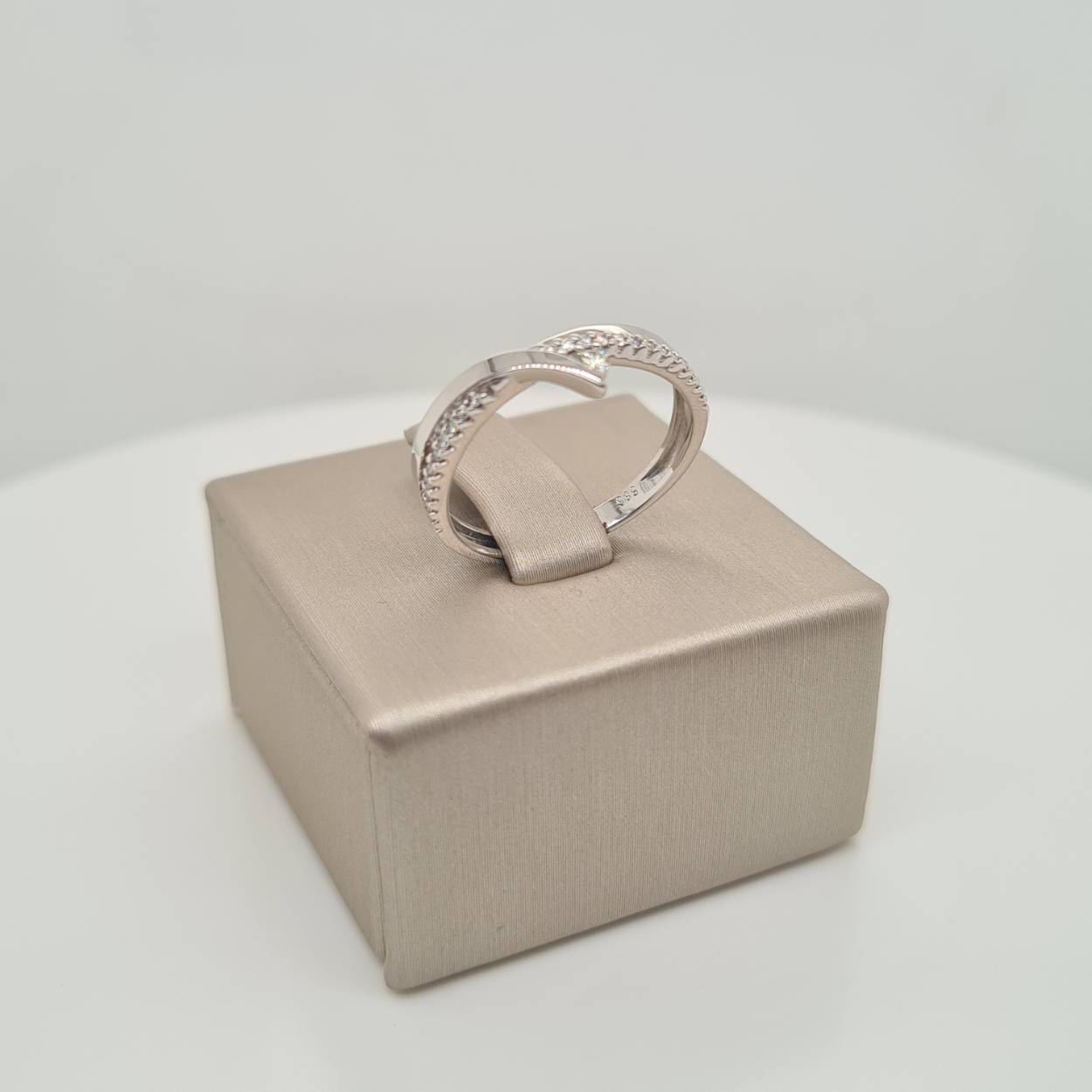 Prachtige 14krt gouden ring met diamant, 0.13crt.

Deze ring is maat 52, heeft u interesse in een andere maat? Neem dan contact met ons op