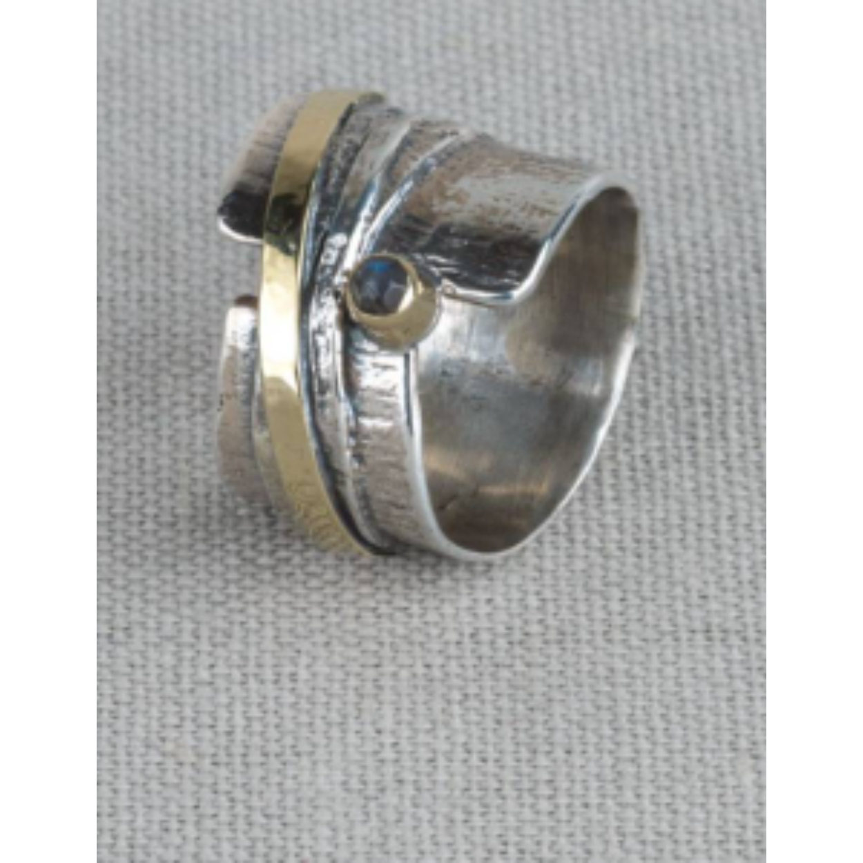 Ring gemaakt van 925 geoxideerd sterling zilver in combinatie met 9 karaat en de edelsteen Labradoriet. Labradoriet is een magische, beschermende en spirituele steen. Combineer met andere sieraden met deze edelsteen.