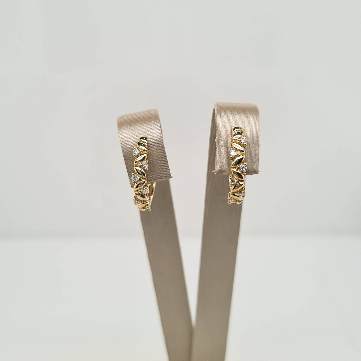 Prachtige 14krt geelgouden oorbellen met diamant, 12-0.13crt