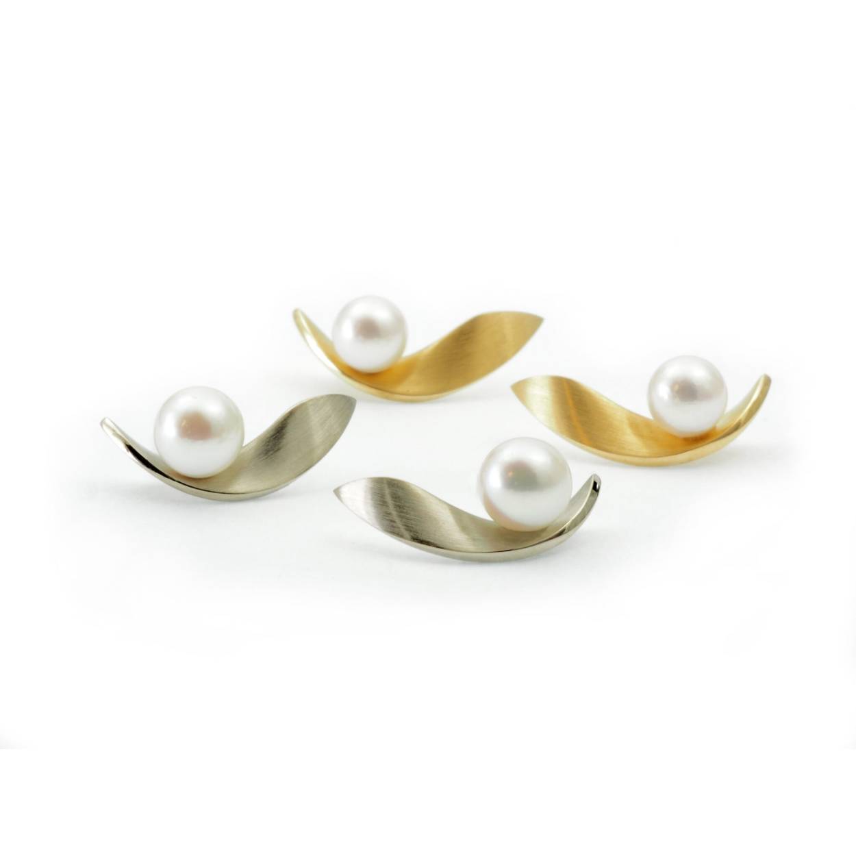 14 karaat geel gouden oorstekers akoya parel 4.5mm