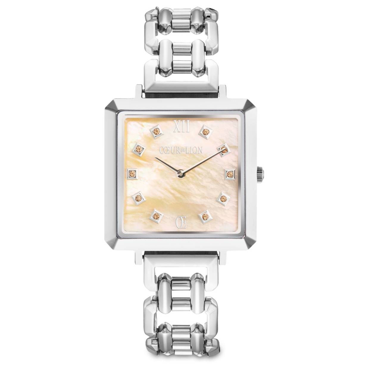 Het Iconic Cube Apricot Crush Statement horloge in zilver wordt gepresenteerd in de trendkleur van het jaar. De wijzerplaat van APRICOT CRUSH glinstert met een warme parelmoerglans en is bezet met qua kleur afgestemde kristallen. Bijzonder elegant oogt de schakelarmband, waarin de moderne facetten van de horlogekast zijn verwerkt. Of je het nu alleen draagt ​​of aangevuld met sieraden van COEUR DE LION, dit model zorgt voor een glamoureuze uitstraling.