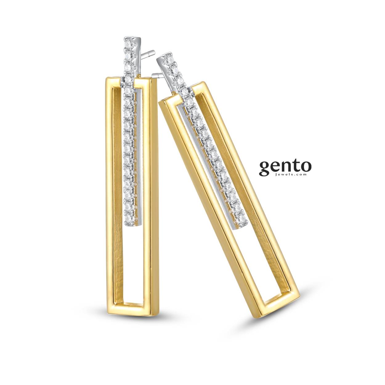 Bicolor (goud/zilverkleurige) oorstekers met zirkonium steentjes.
Afmeting oorstekers: 35mm x 6mm
Bijhorende ketting met hanger ook verkrijgbaar