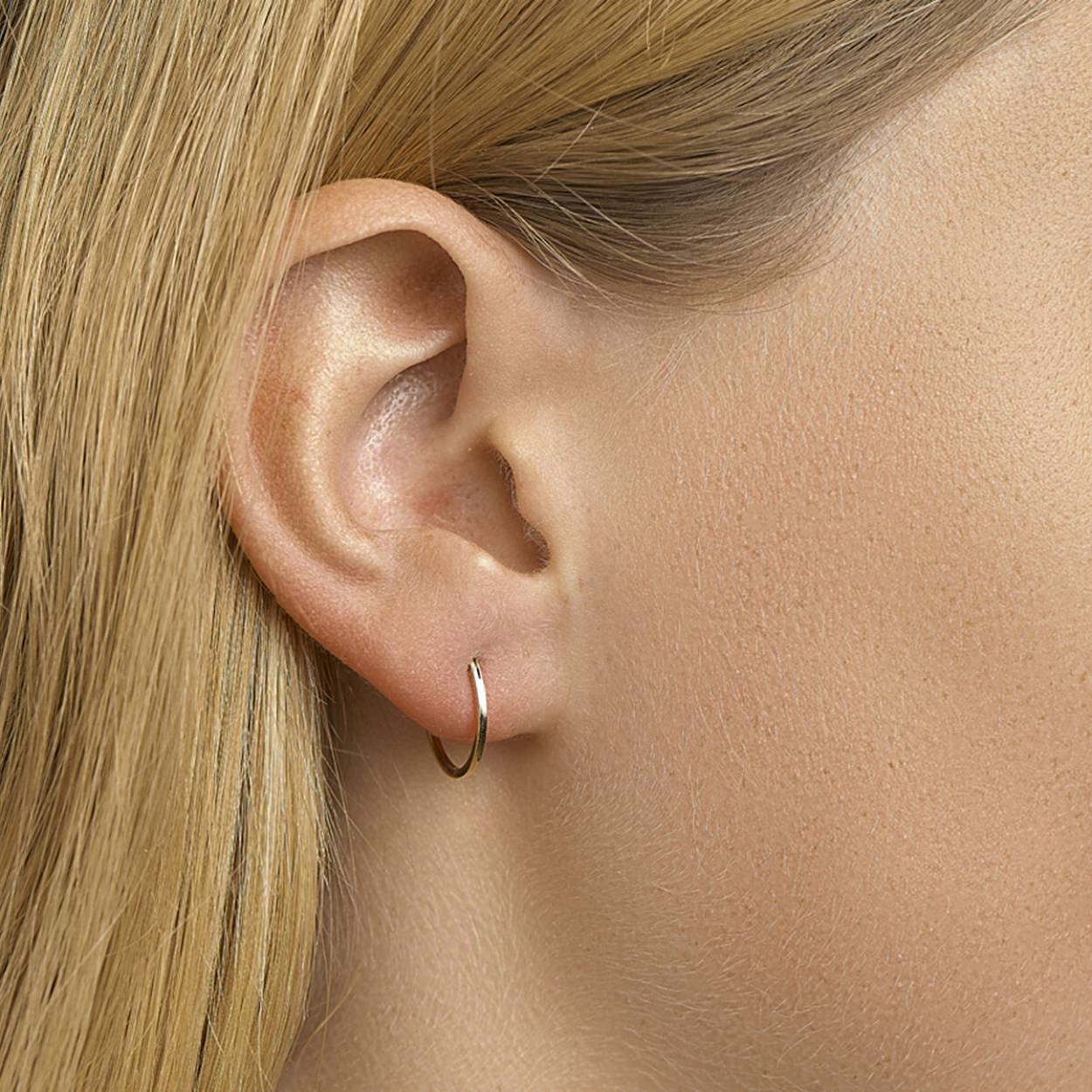 Geelgouden oorringen met een vierkante buis en een scharnier-sluiting.  