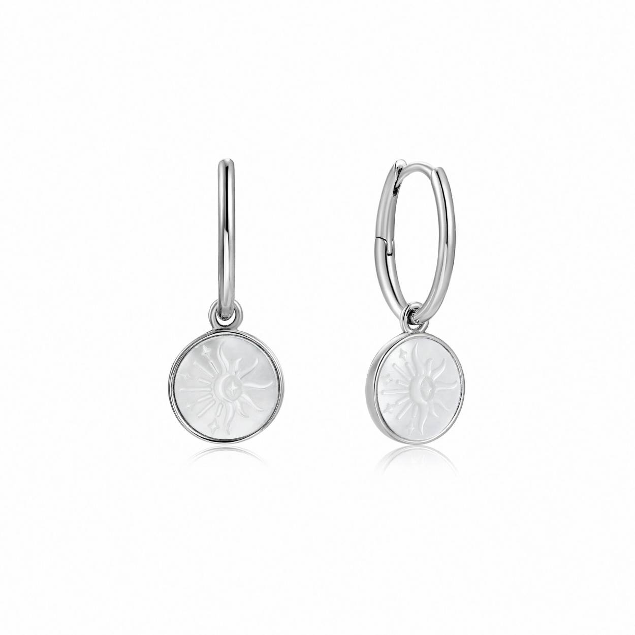 Eenvoudig maar toch opvallend, deze 925 sterling zilveren oorbellen van Ania Haie. Het parelmoeren accent geeft de oobellen een unieke uitstraling. De unieke sieraden uit de Wild Soul collectie geven de esthetiek van traditionele camee-sieraden een moderne twist. Combineer de sieraden uit deze collectie met elkaar voor een complete look.