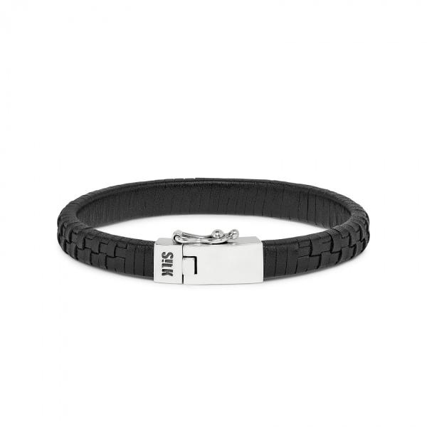Deze hand gevlochten lederen armband met zilveren slot heeft een gedetailleerd gevlochten lederen armband. De lederen band volgt hetzelfde patroon als de vlechtstructuur van de zilveren armbanden uit de double linked collectie. Alle SILK sieraden zijn massief en handgemaakt uit 925 sterling zilver. SILK onderscheid zich met haar puur traditioneel vakmanschap en een verfrissend rebelse uitstraling. Hét eigenzinnige zilver merk heeft een zeer uitgebreide collectie handgemaakte sterling zilveren sieraden met leer. Haar zilver collectie staat bekend om haar massieve karakter, tijdloze stoere designs en verfijnde afwerking. In het SILK productie atelier in Bali worden de zilversmeden opgeleid om de sieraden met veel precisie en aandacht voor detail te kunnen maken. SILK handelt hierbij met een sterke Fair Trade gedachte, er wordt onder zeer goede omstandigheden tegen een vast en eerlijk salaris gewerkt, wat ze zo een grotere zekerheid voor de toekomst geeft. SILK wil zo een zinvolle eerlijke bijdrage leveren aan het land van herkomst.
