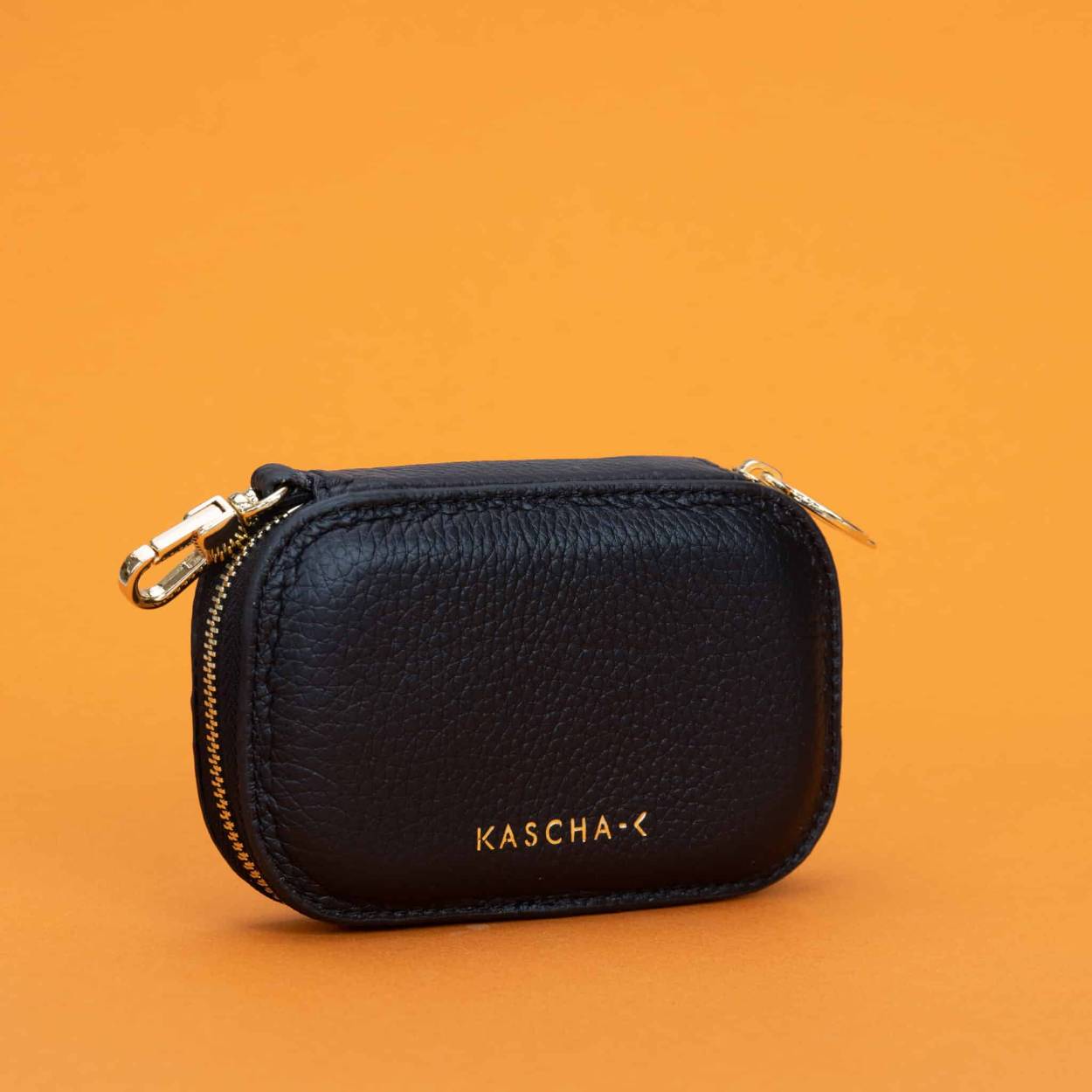 Nieuw in onze collectie is de Wallet Square 2.0, de ruimere versie van onze populaire Wallet Square. De Wallet Square 2.0 is iets dikker dan de gewone Square. Dat geeft je de mogelijkheid om behalve je geld en je pasjes net iets meer bij je te hebben: je lipgloss, je Airpods, noem maar op. Je kiest uit een aantal natuurlijke tinten maar er zijn ook uitbundige kleuren. Je combineert ze makkelijk met de andere items van Kascha-C, zoals de Phonebag, de Mitpointbag en natuurlijk onze cords en covers.
Hoogte 8,1 cm, lengte 12,7 cm, dikte 2,6 cm