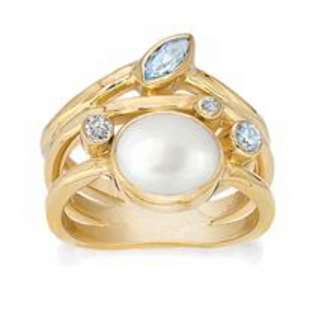 Deze geel goud vergulde zilveren ring bevat een mooie 10 x 8 mm witte parel. Deze is omringd met een 6 x 3 mm blauwe topaas, een 3 mm blauwe topaas en twee witte topaas steentjes van 2 mm en 2,5 mm.