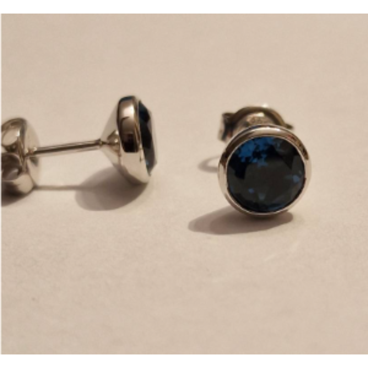 14k witgouden kelk oorknop met 6mm London Blue Topaz