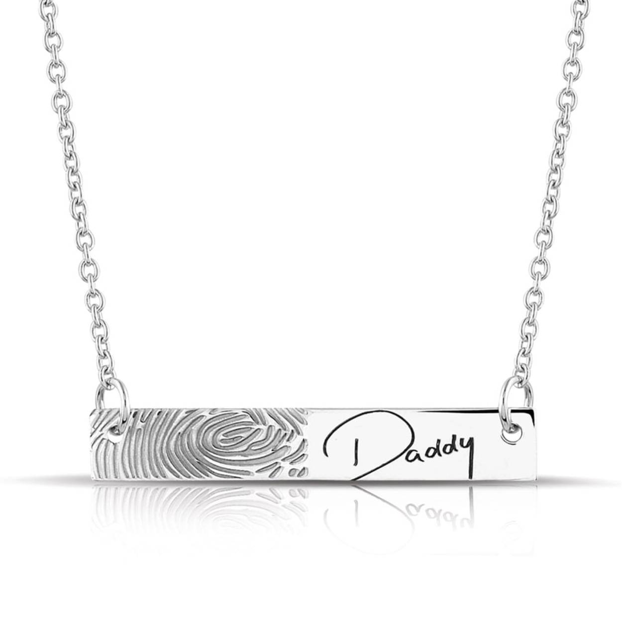 Zilveren collier met hanger voor gravure. De gravure op deze hanger is zelf uit te kiezen, zo is het mogelijk om een vingerafdruk met een zelf geschreven tekst te laten zetten. Maar een handafdruk of hondenpoot is ook mogelijk.
De prijs van deze hanger is exclusief gravure. In de uitgebreide omschrijving vindt u de mogelijkheden voor de verschillende gravures.