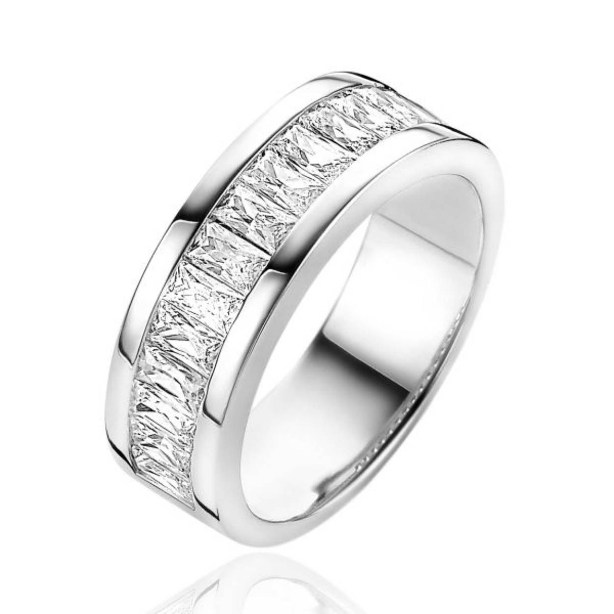 ZINZI zilveren chique ring met een brede baan die is bezet met baguette geslepen witte zirconia's. De ring is 7mm breed. Draag deze ring als statement of combineer met andere sieraden om je look compleet te maken! Vervaardigd van eerste gehalte zilver (925) en voorzien van een extra rodiumlaag voor een langdurige glans.
