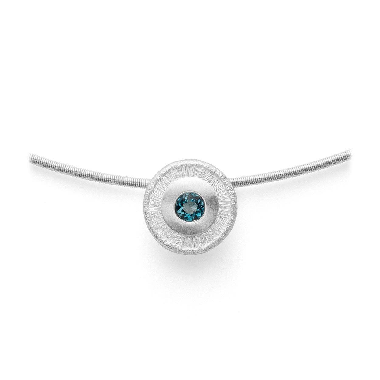 Bastian Inverun maakt al sinds 1974 unieke sieraden. De sieraden van Bastian Inverun zijn betaalbaar en van hoge kwaliteit. Er wordt alleen gebruik gemaakt van natuurlijke materialen zoals; zilver, goud, diamant, parels en edelstenen. Er werken diverse designers voor dit Duitse sieraden merk welk elk half jaar met een nieuwe collectie komt.