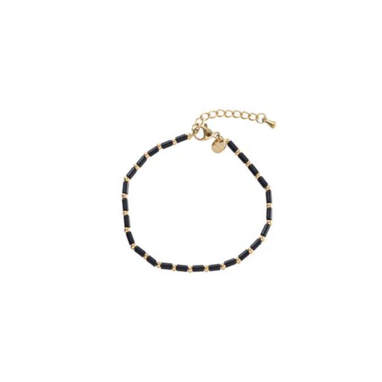 Elke keer weer gaan we op zoek naar de mooiste kleuren om jouw armparty helemaal compleet te maken. Van simpele subtiele kralenbandjes tot bredere statement stukken, we ontdekken steeds weer de nieuwste trends en passen deze toe in al onze designs.

De vele ontwerpen armbanden in onze collectie zijn goed met elkaar te combineren om een leuke armparty te creëren, maar ook met 1 armband maak je je outfit al compleet.