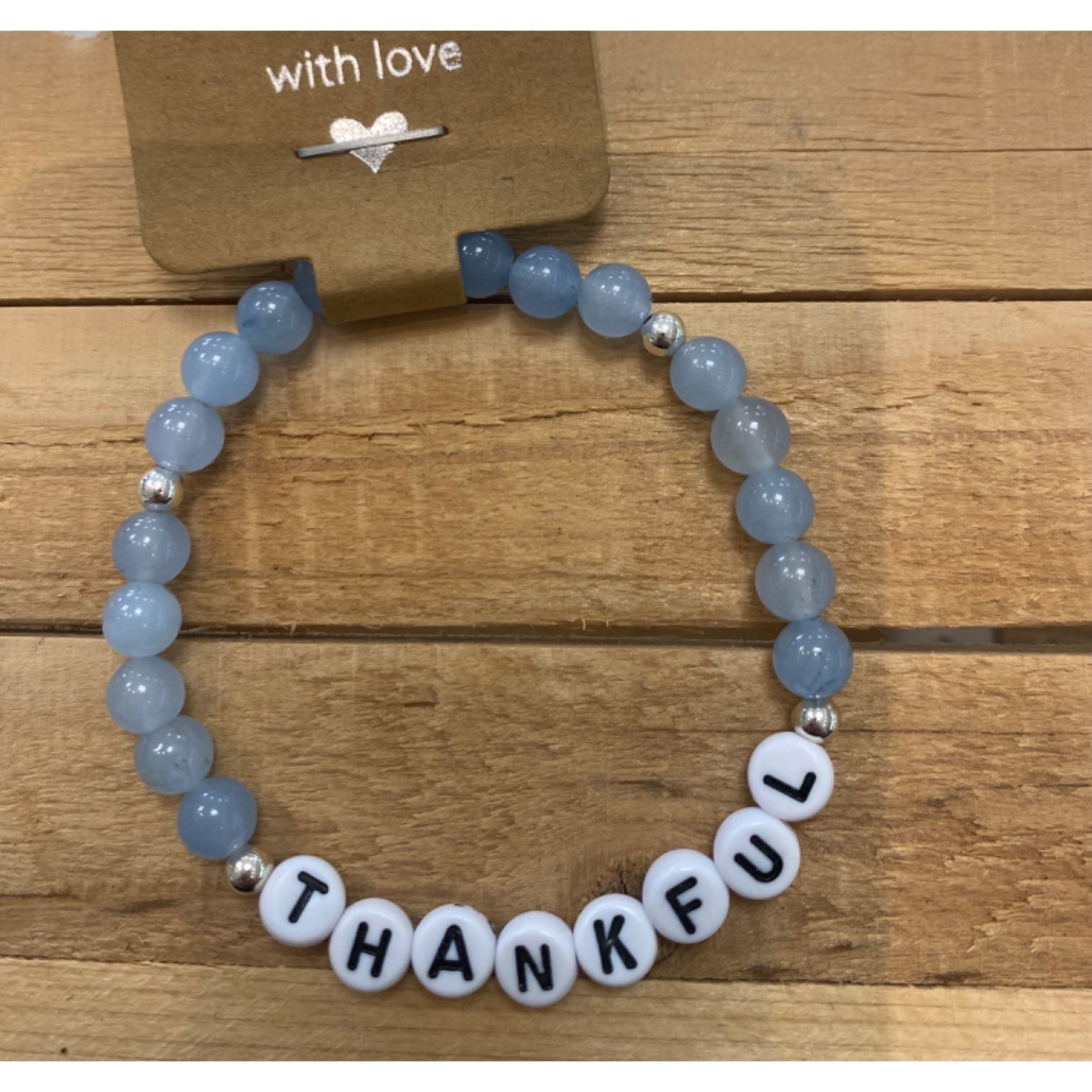 FOY: focus on You . Lief armbandje met natuurstenen en zilveren balletjes.( blauwe agaat) en een positieve tekst, om jezelf of een ander er aan te herinneren dat je belangrijk bent.
